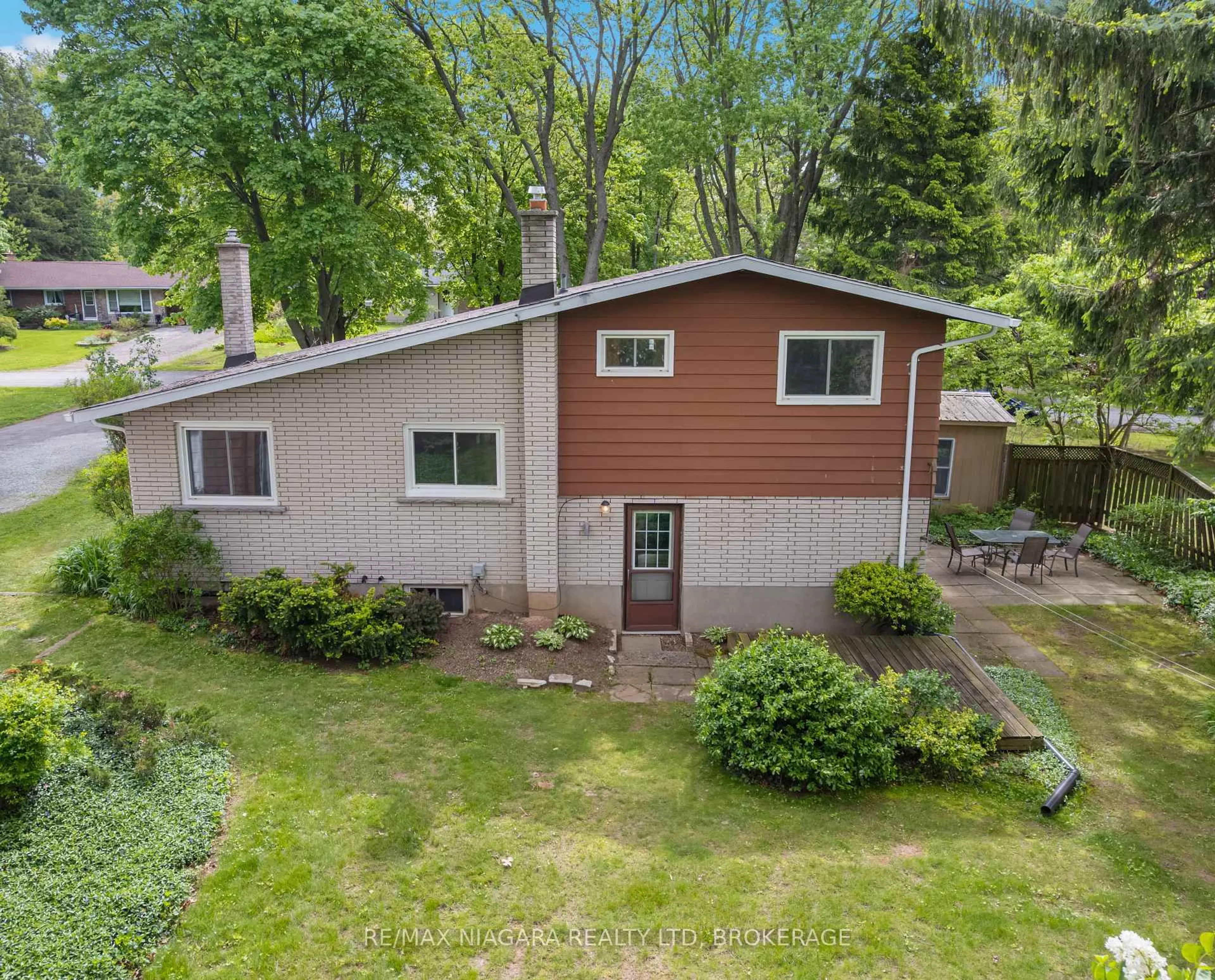 A pic from outside/outdoor area/front of a property/back of a property/a pic from drone, street for 1176 Sunset Dr, Pelham Ontario L0S 1C0