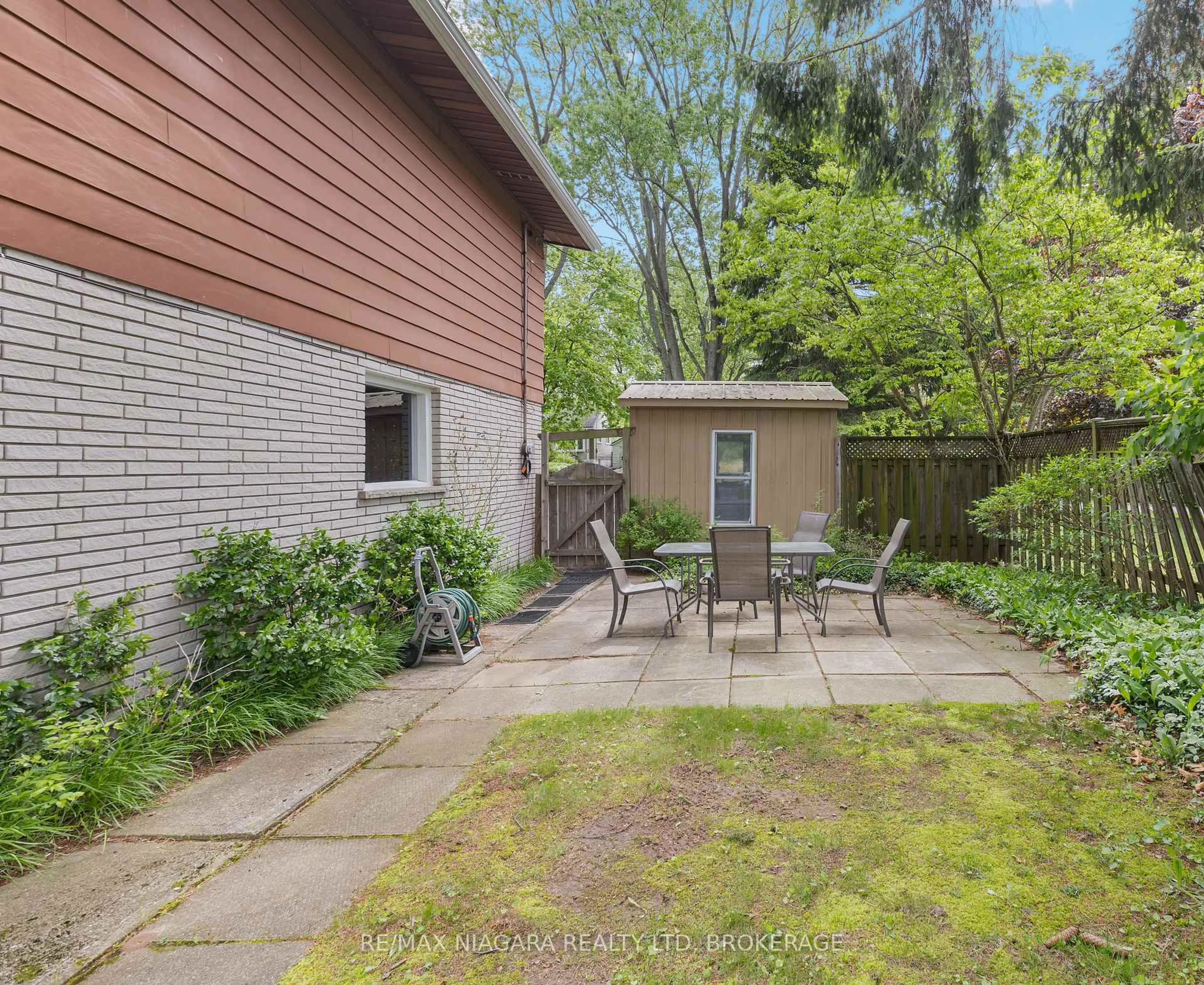 Patio, street for 1176 Sunset Dr, Pelham Ontario L0S 1C0