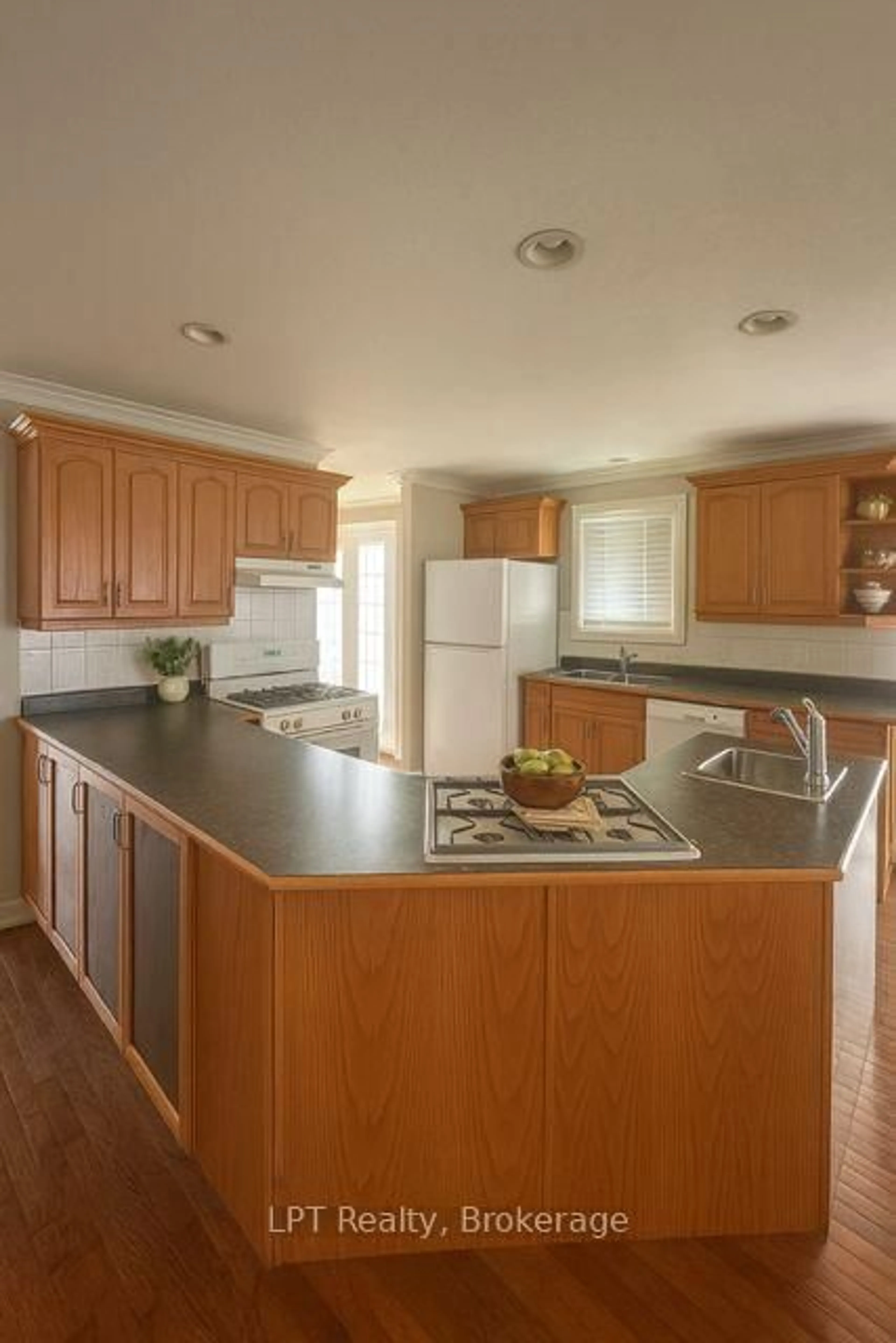 Standard kitchen, wood/laminate floor for 680 Trailview Dr, Peterborough Ontario K9J 8P1