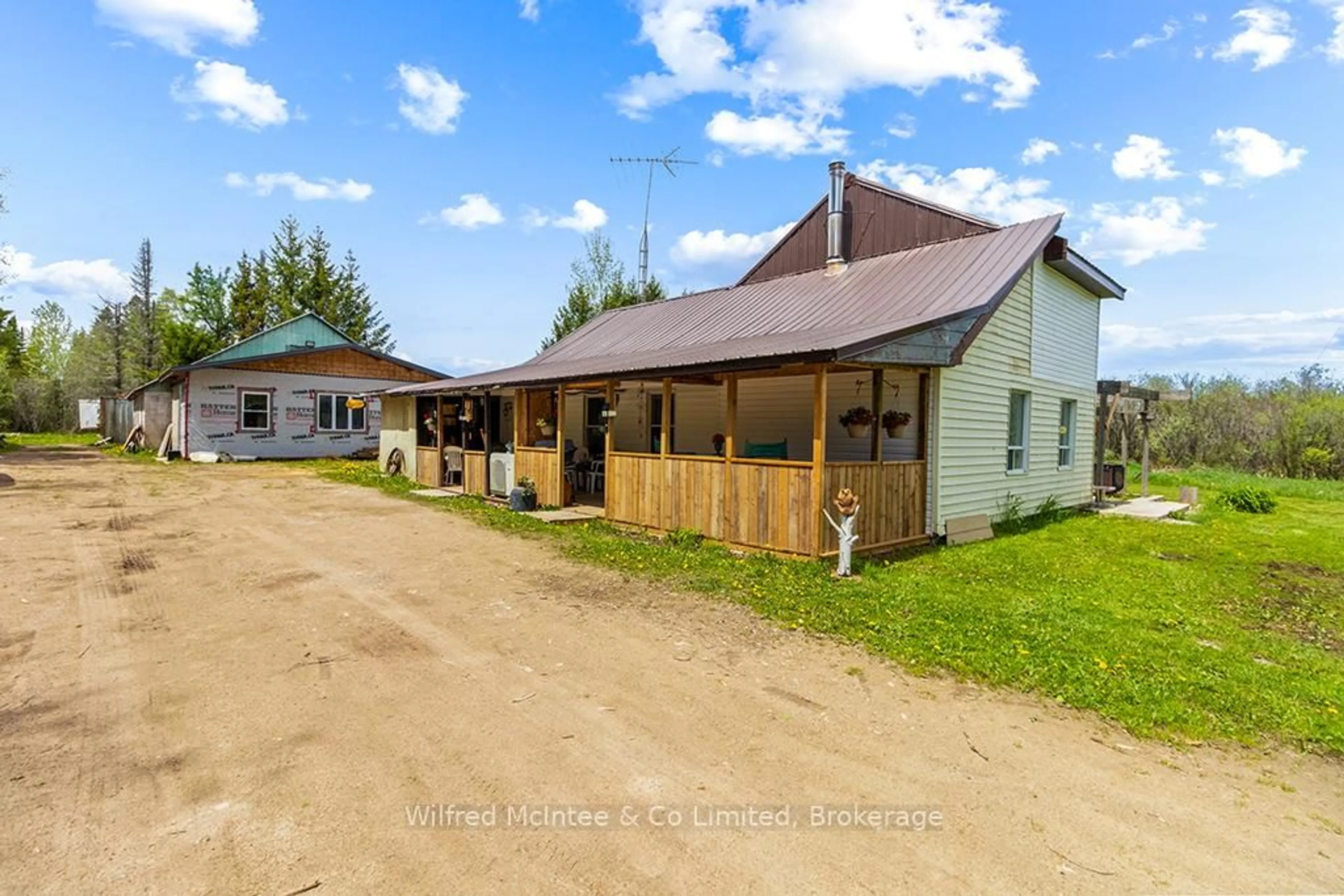 A pic from outside/outdoor area/front of a property/back of a property/a pic from drone, building for 135220 Concession Road 8 Rd, Chatsworth Ontario N0H 1K0