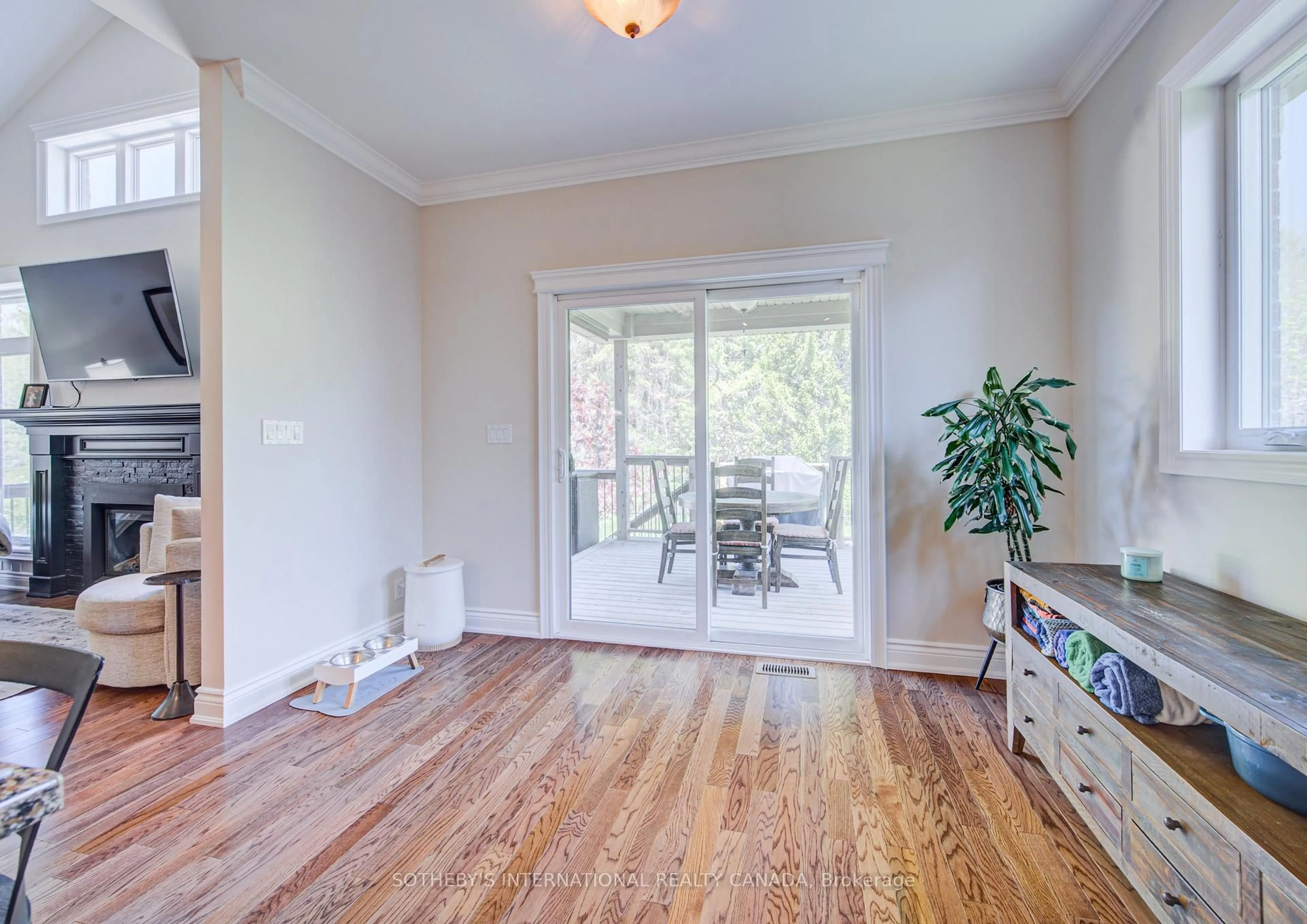 Indoor entryway for 122 Angler Ave, Norfolk Ontario N0A 1N3