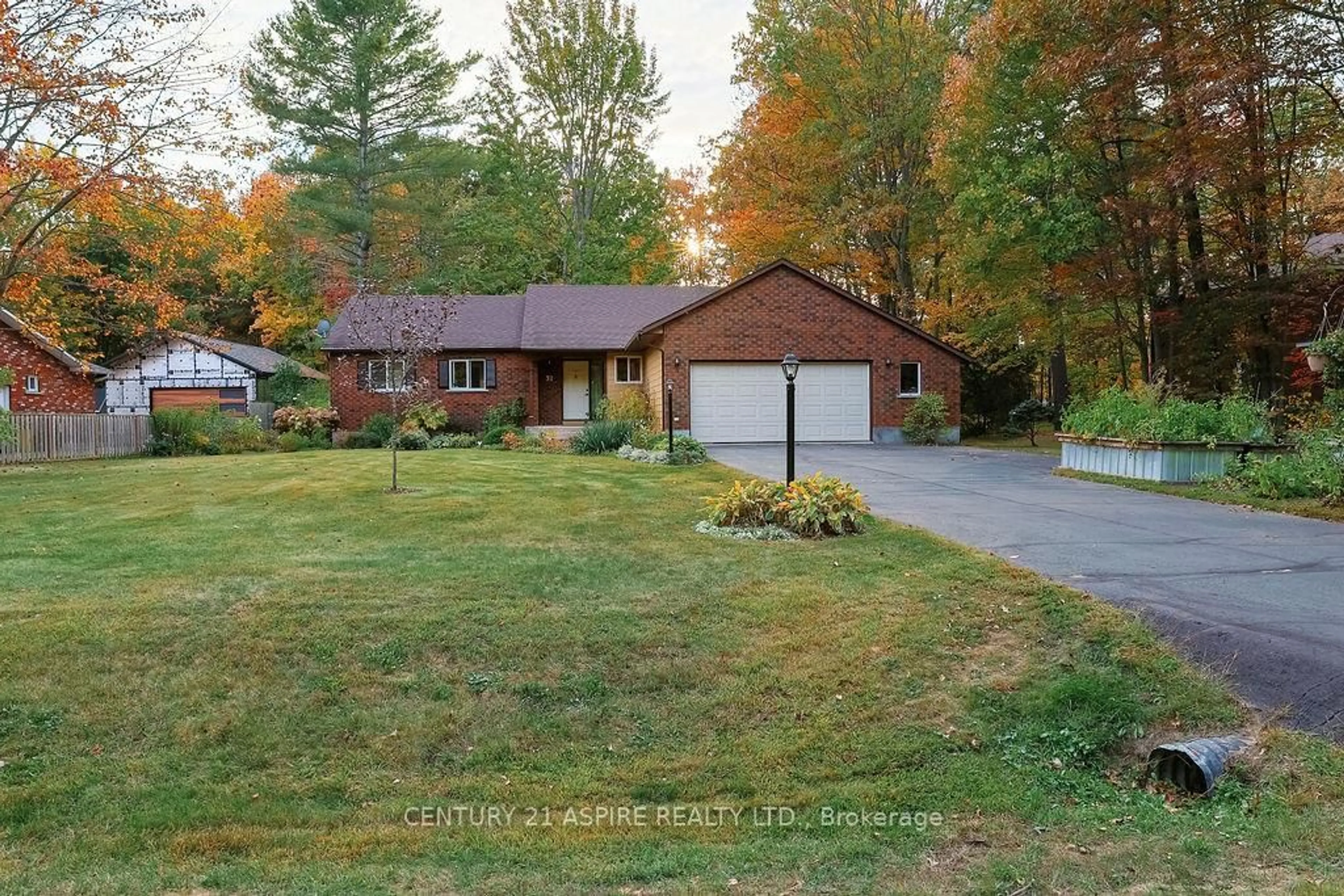 A pic from outside/outdoor area/front of a property/back of a property/a pic from drone, street for 32 Country Lane, Petawawa Ontario K8H 3J9