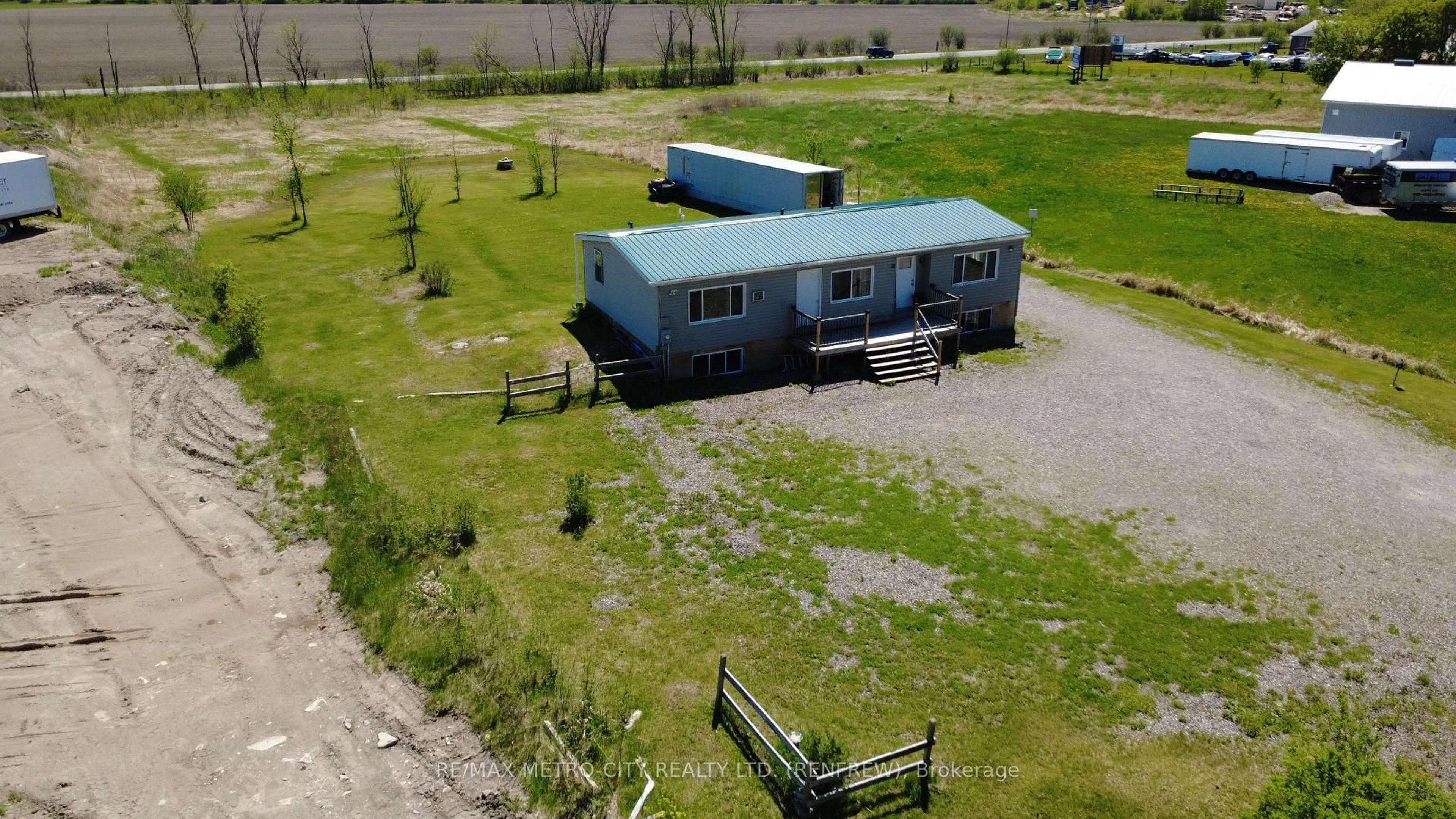 A pic from outside/outdoor area/front of a property/back of a property/a pic from drone, building for 211 Elliott Cres, Renfrew Ontario K7V 3Z2