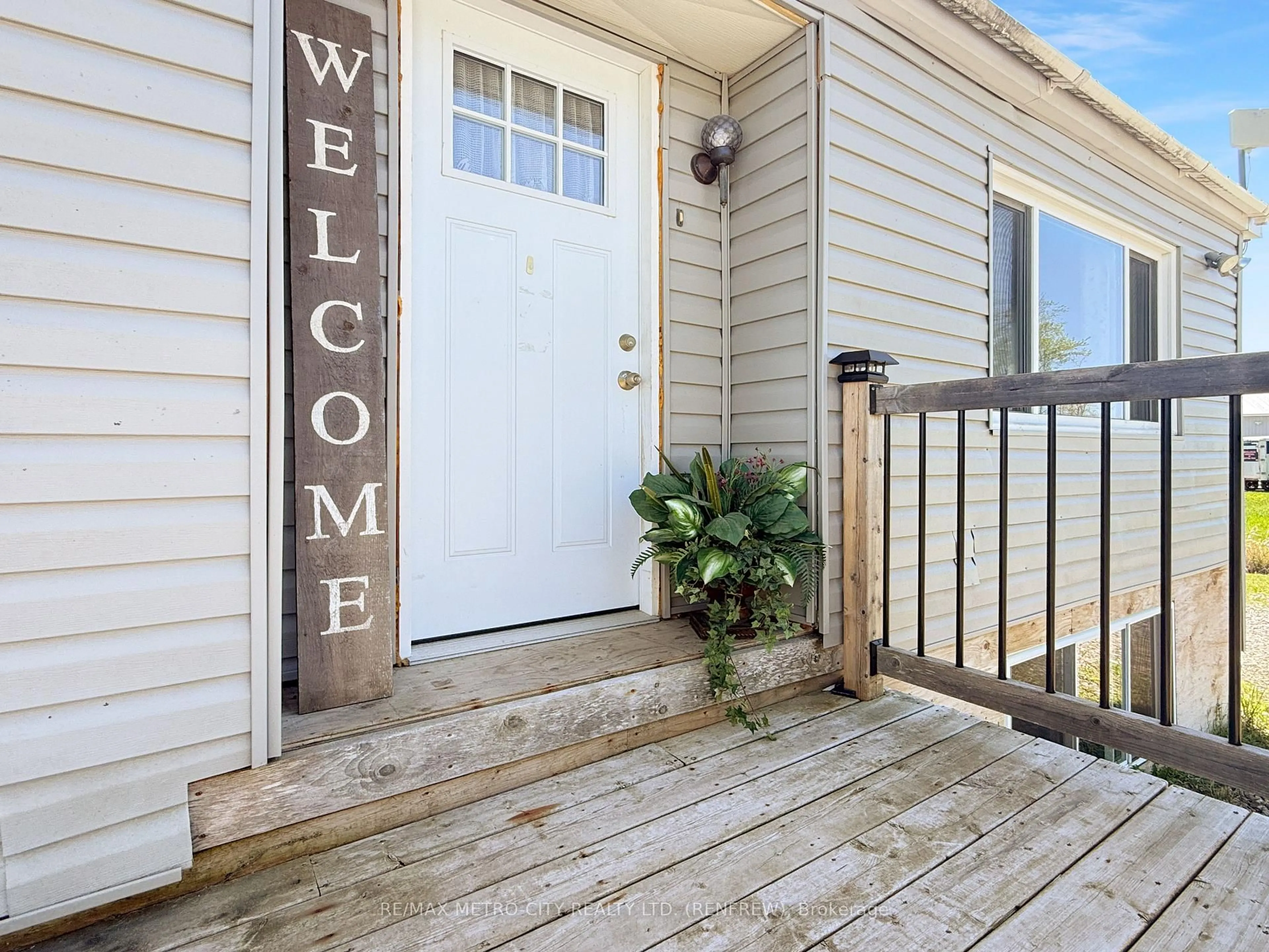 Indoor entryway for 211 Elliott Cres, Renfrew Ontario K7V 3Z2