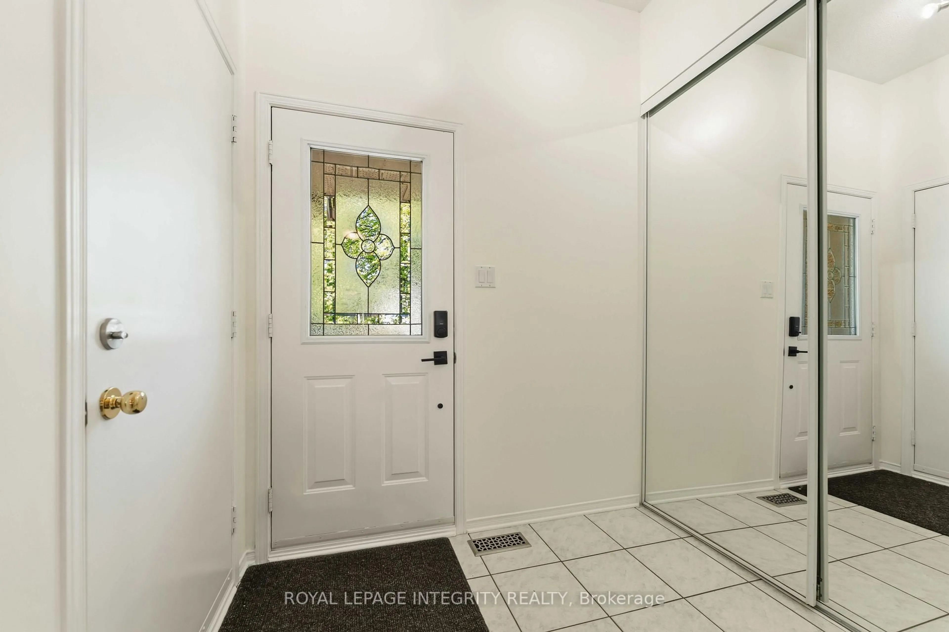 Indoor entryway for 13 Southpointe Ave, Nepean Ontario K2J 4V4