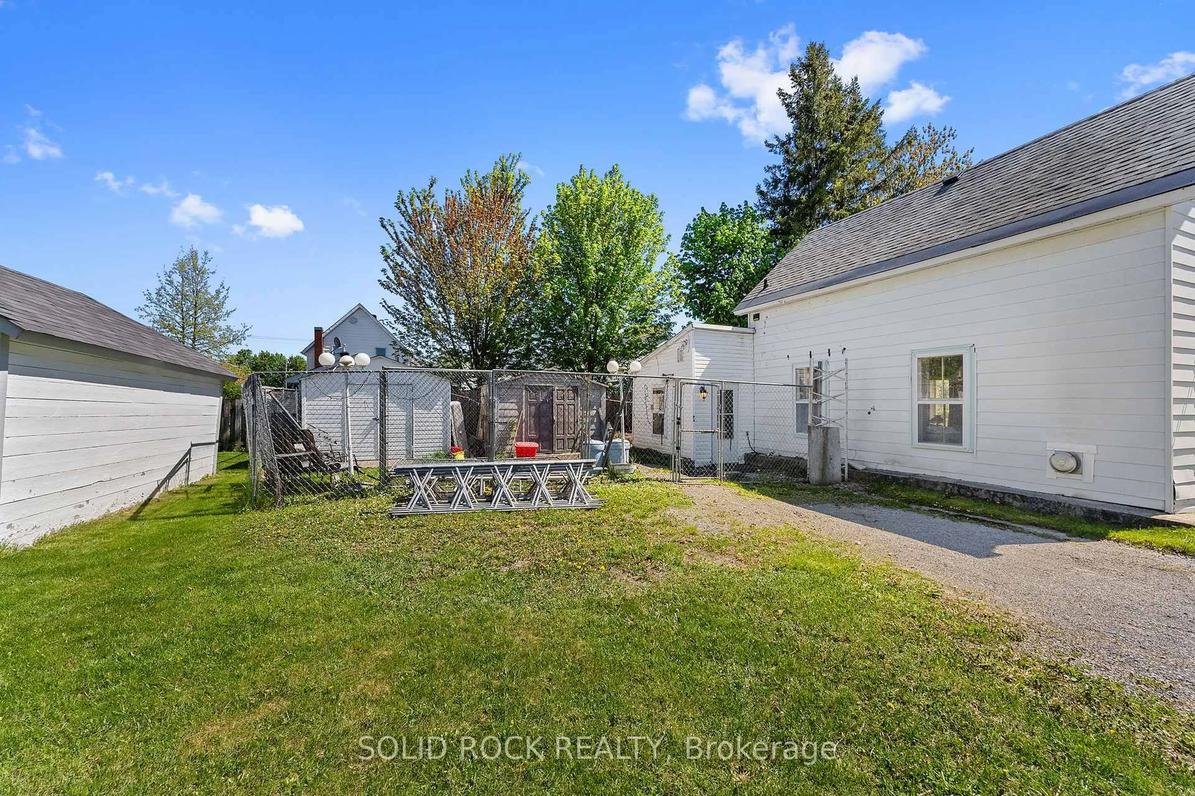 A pic from outside/outdoor area/front of a property/back of a property/a pic from drone, street for 38 Hugh St, Arnprior Ontario K7S 2V6