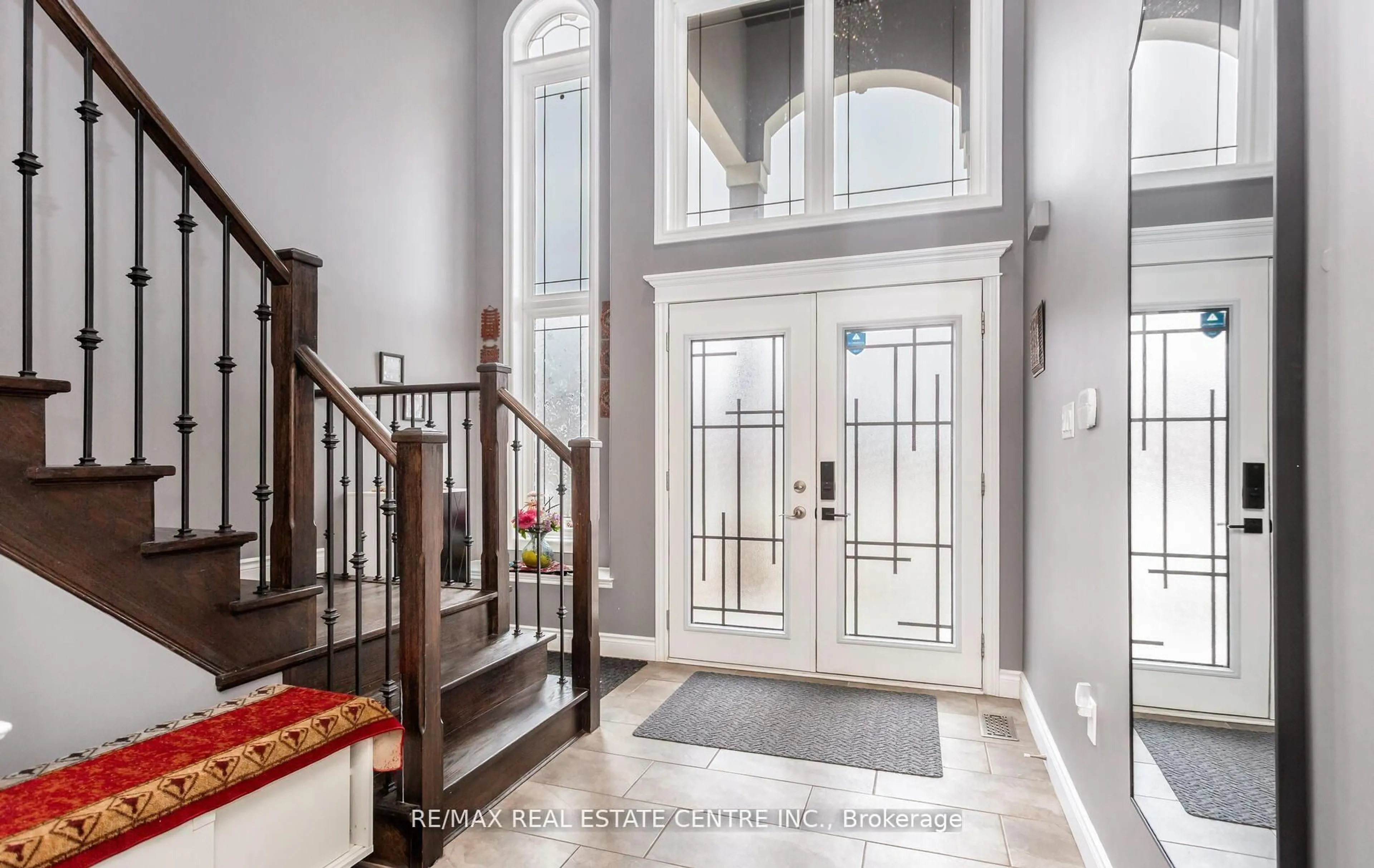 Indoor entryway for 31 Rianna Crt, Hamilton Ontario L9B 0G3