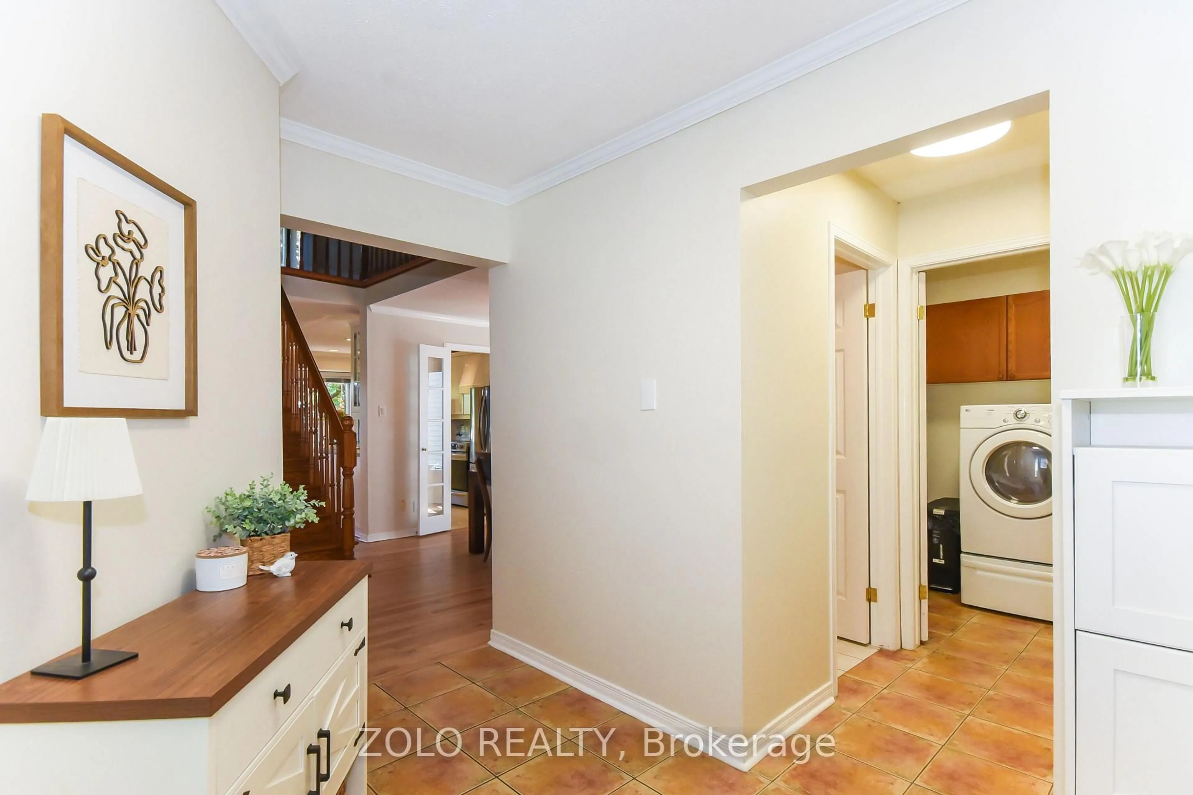 Indoor entryway for 617 Pocono Cres, Orleans Ontario K4A 3J5