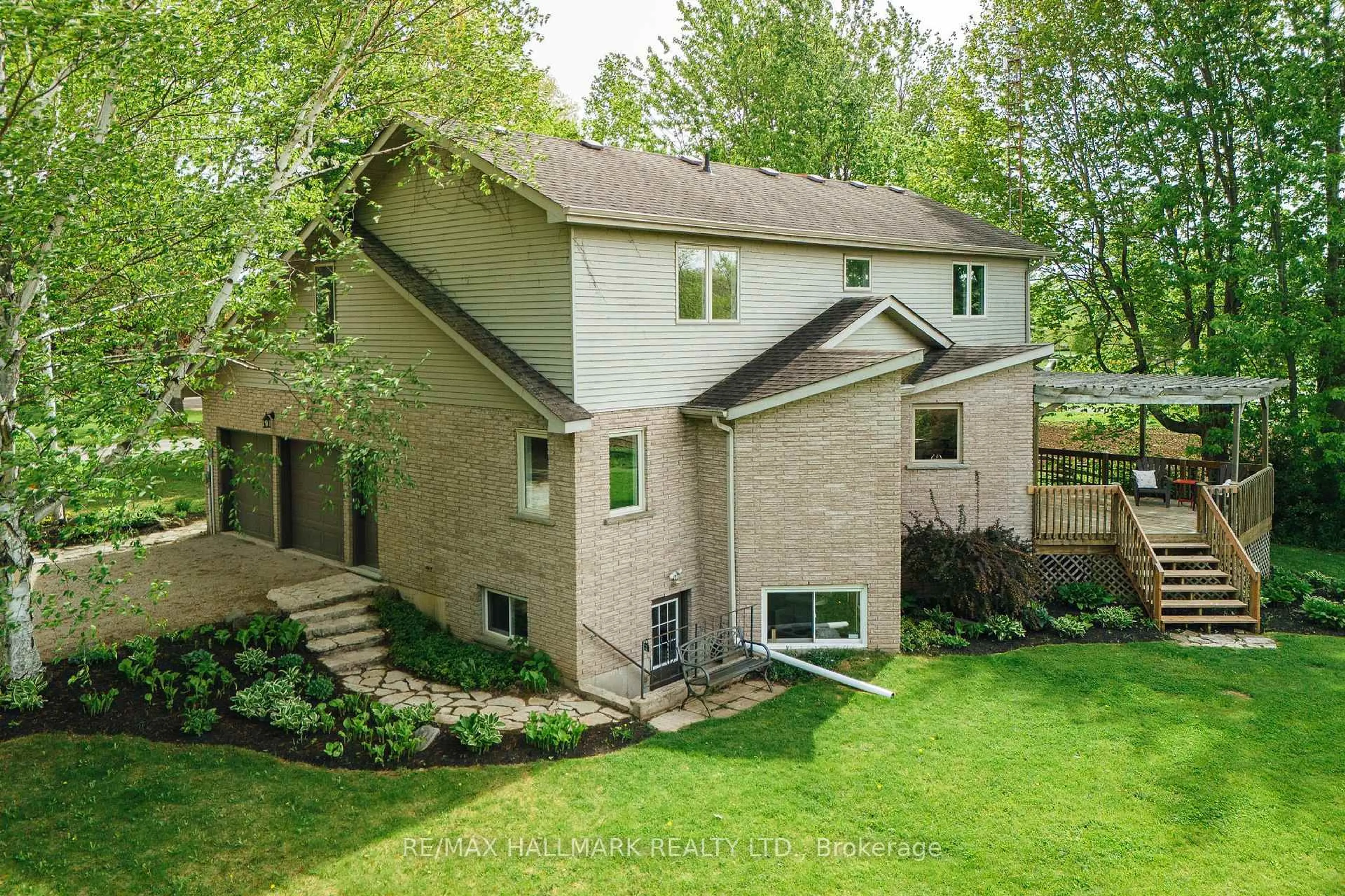 A pic from outside/outdoor area/front of a property/back of a property/a pic from drone, unknown for 1998 Morrison Rd, North Dumfries Ontario N1R 5S2