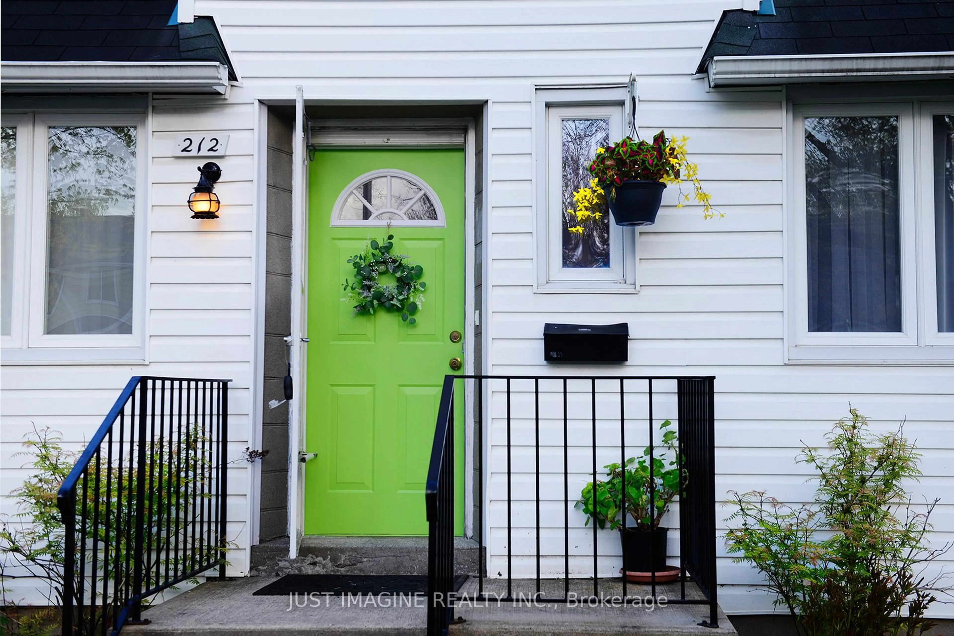 Indoor entryway for 212 Lennox Park Ave, Ottawa Ontario K1G 0J4