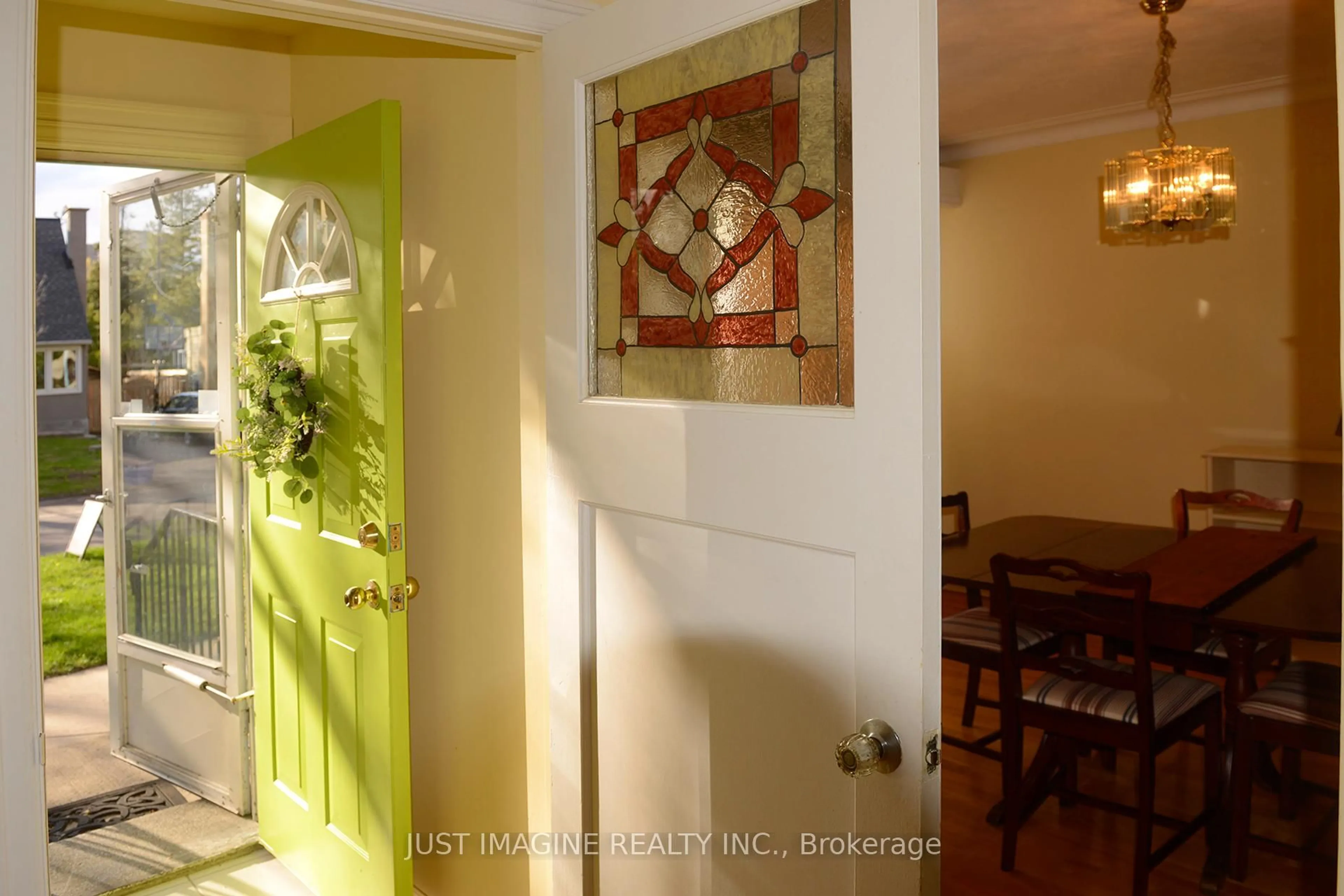 Indoor entryway for 212 Lennox Park Ave, Ottawa Ontario K1G 0J4