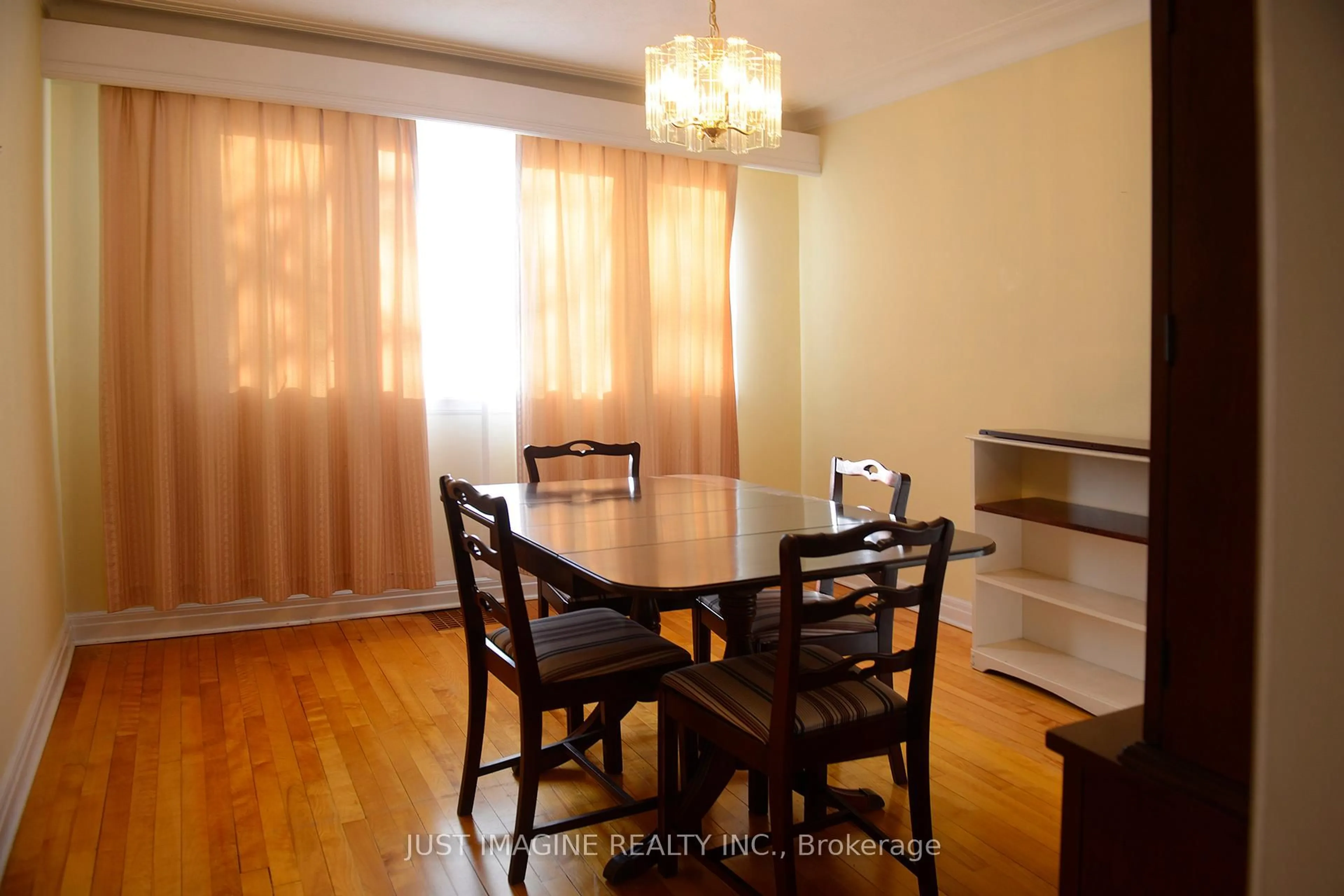 Dining room, wood/laminate floor for 212 Lennox Park Ave, Ottawa Ontario K1G 0J4