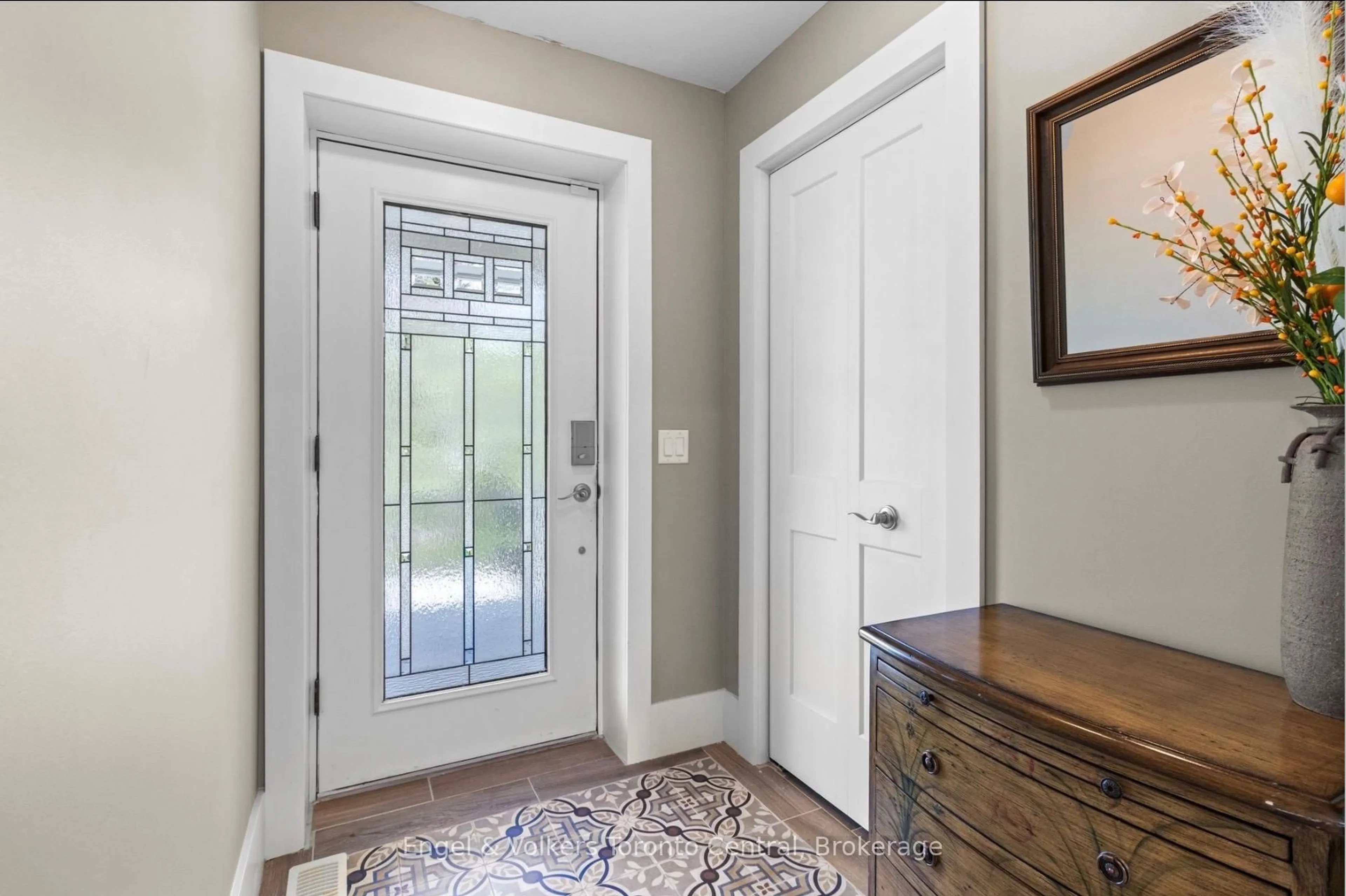 Indoor entryway for 154 Blue Mountain Dr, Blue Mountains Ontario L9Y 0K9
