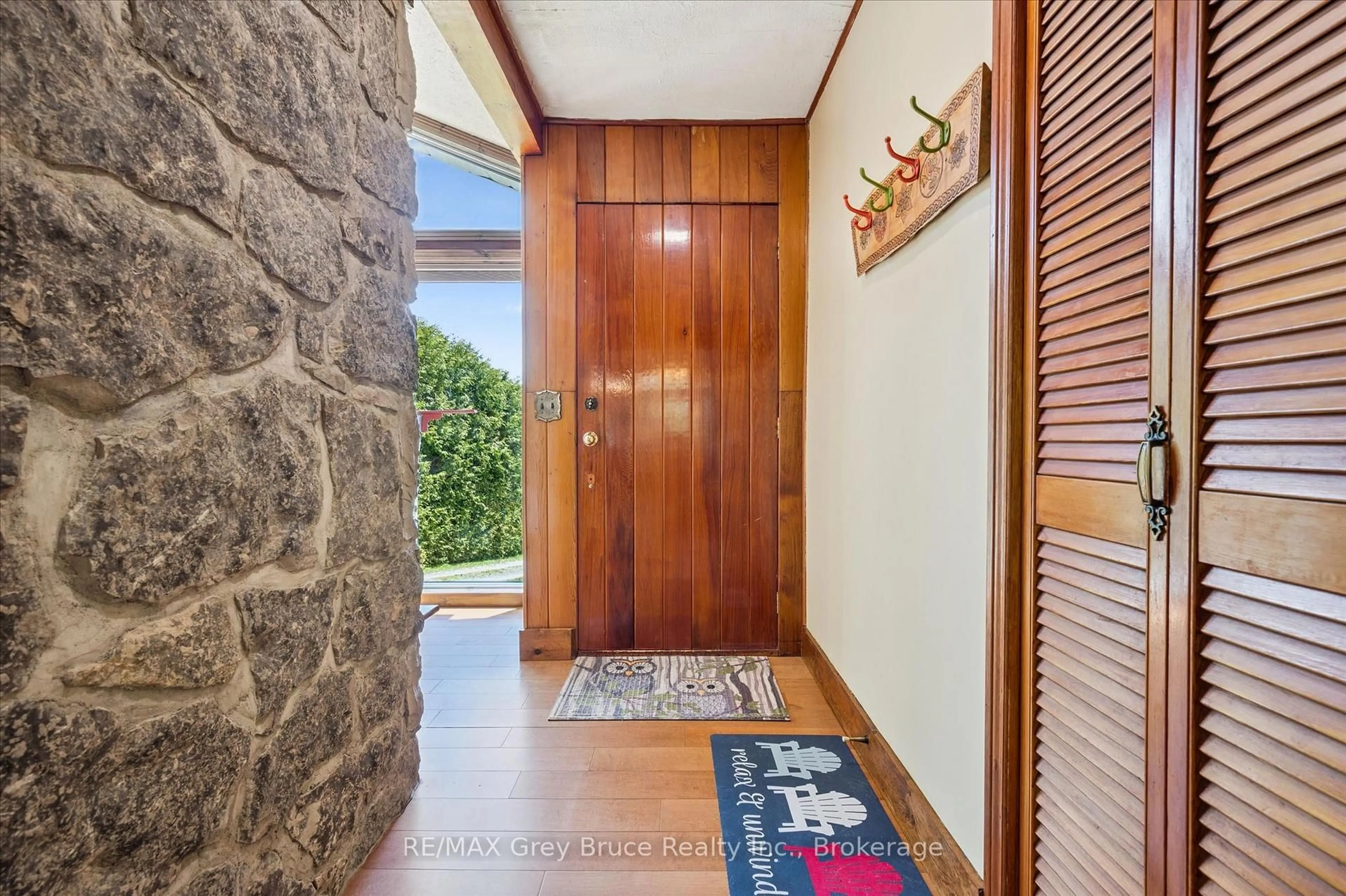 Indoor entryway for 25 Shoreline Dr, Northern Bruce Peninsula Ontario N0H 1Z0