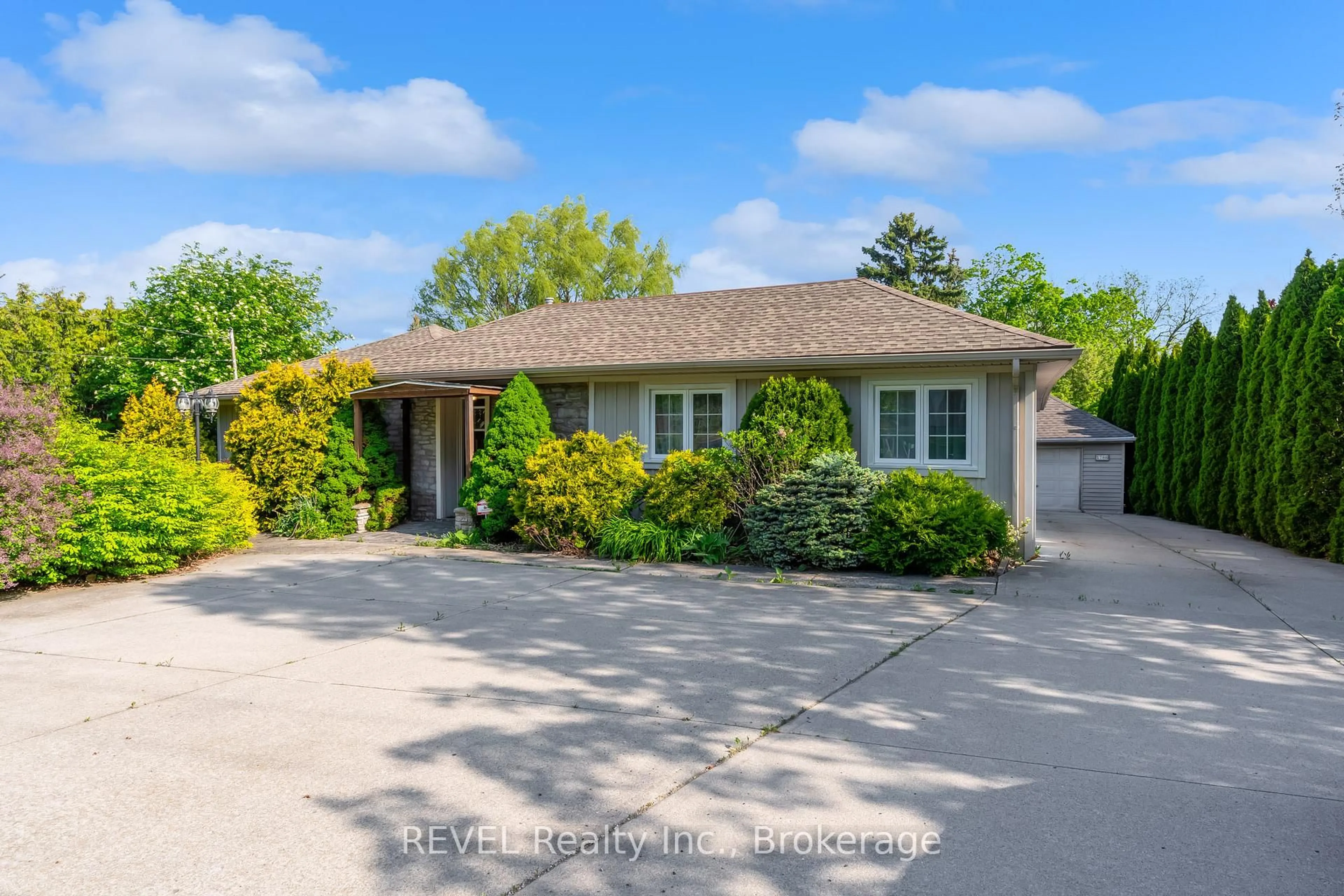 A pic from outside/outdoor area/front of a property/back of a property/a pic from drone, street for 1786 York Rd, Niagara-on-the-Lake Ontario L0S 1J0