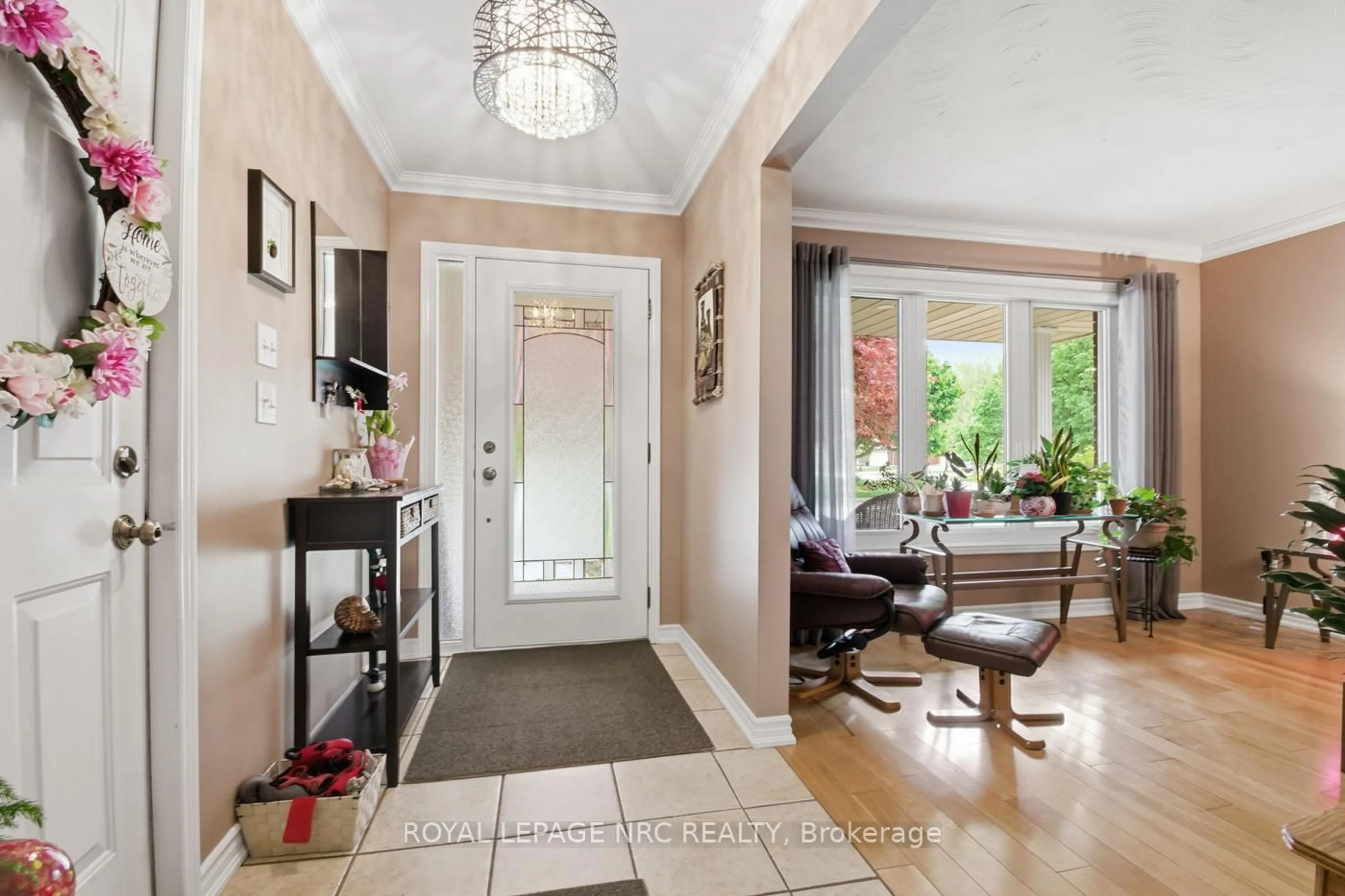 Indoor entryway for 27 WOODRUSH Ave, Welland Ontario L3C 6S6