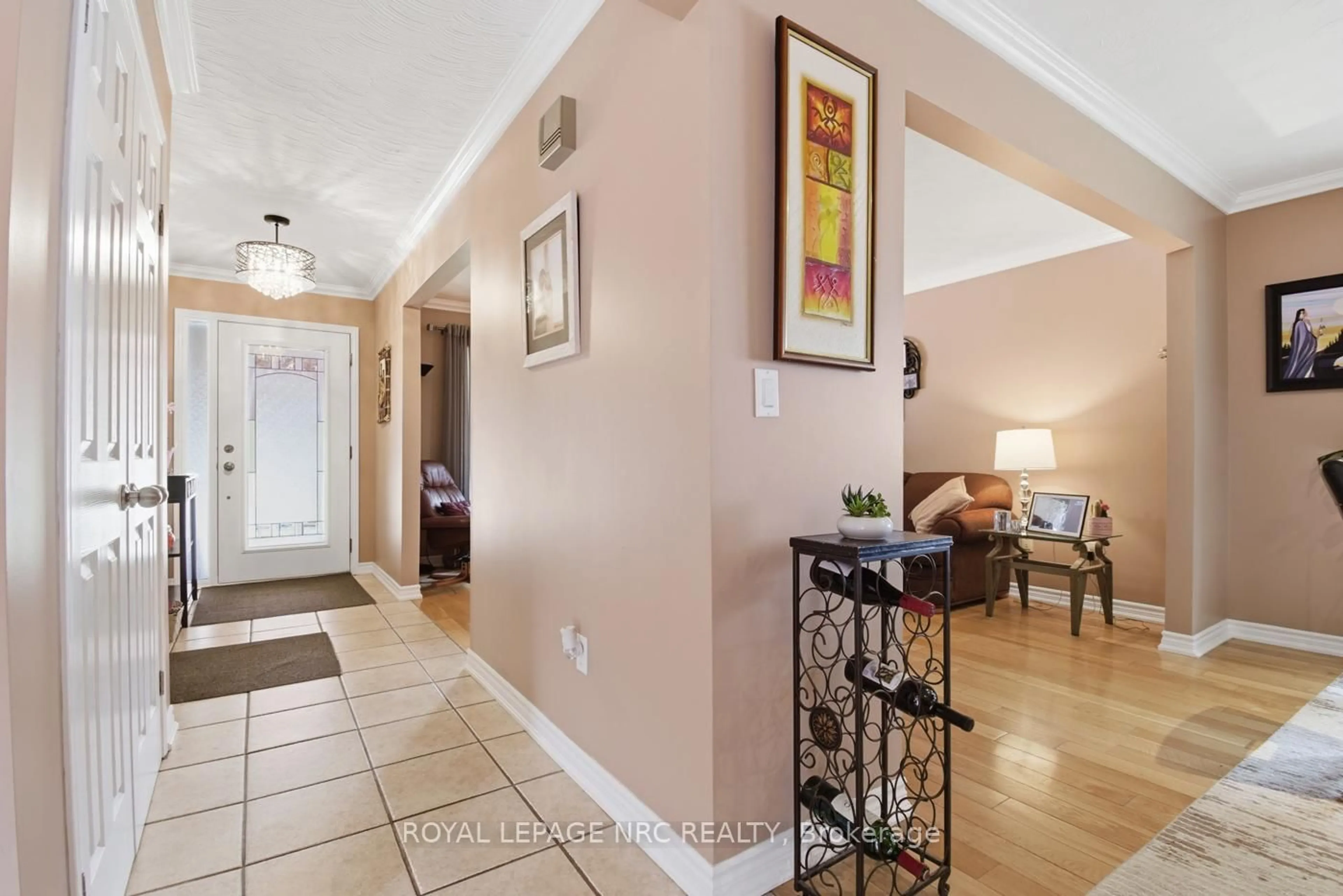 Indoor entryway for 27 WOODRUSH Ave, Welland Ontario L3C 6S6