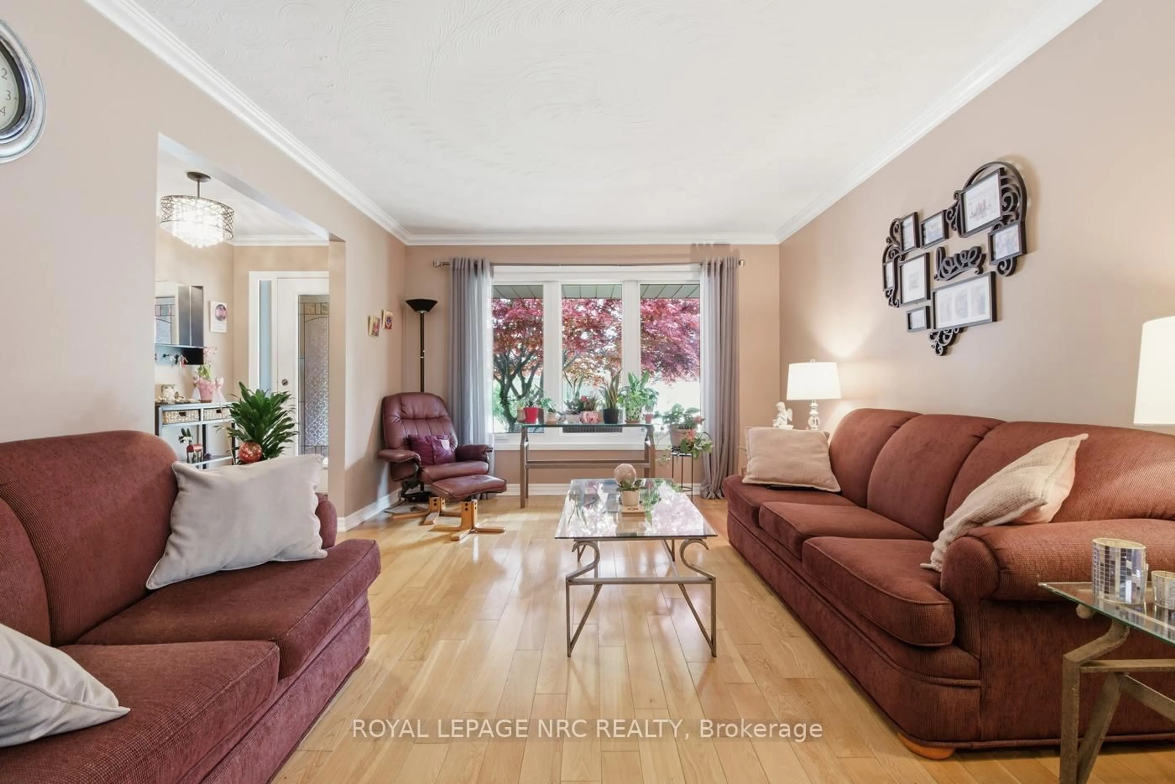 Living room with furniture, unknown for 27 WOODRUSH Ave, Welland Ontario L3C 6S6