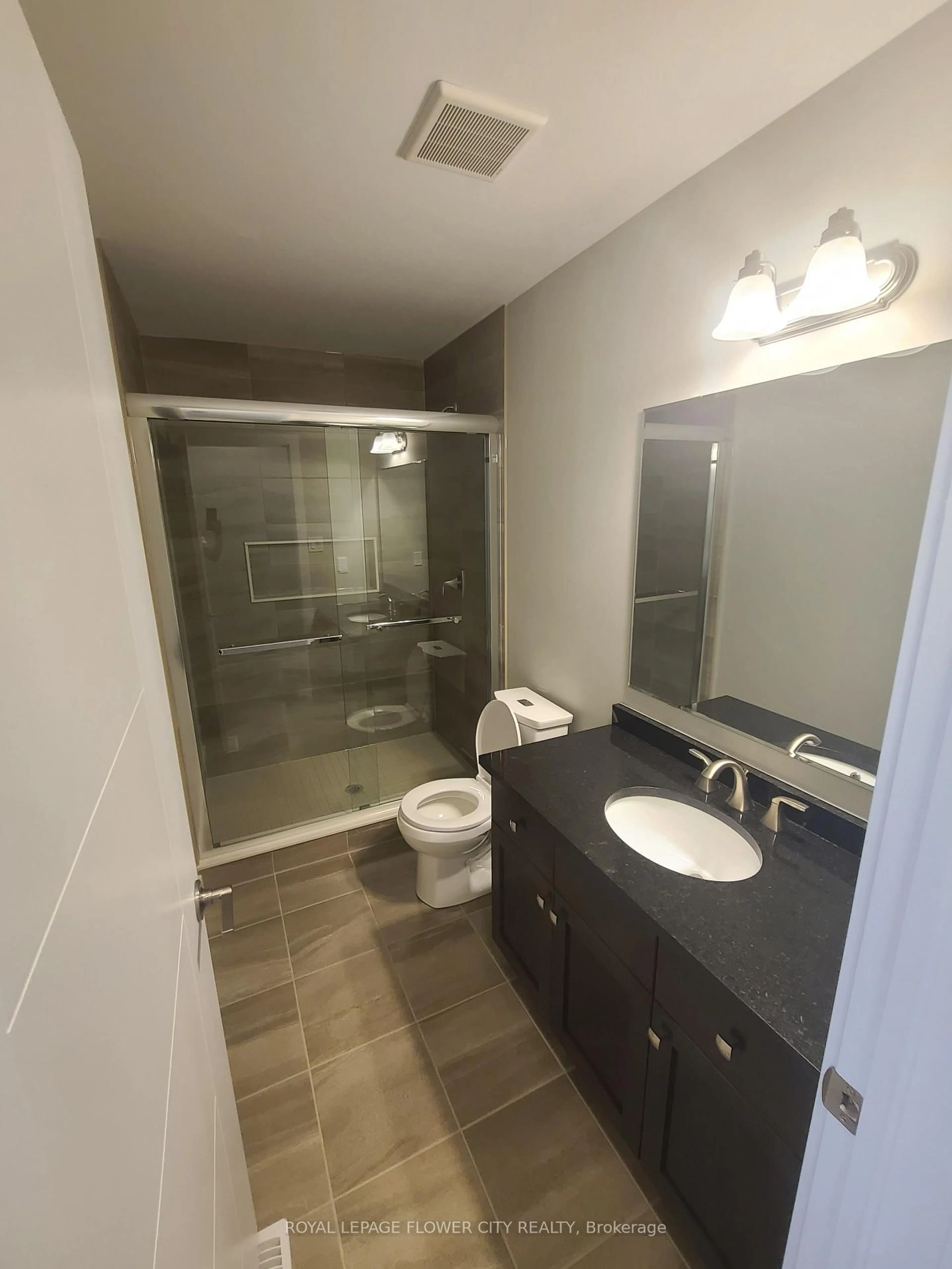 Standard bathroom, ceramic/tile floor for 928 Robert Ferrie Dr, Kitchener Ontario N2R 0P9