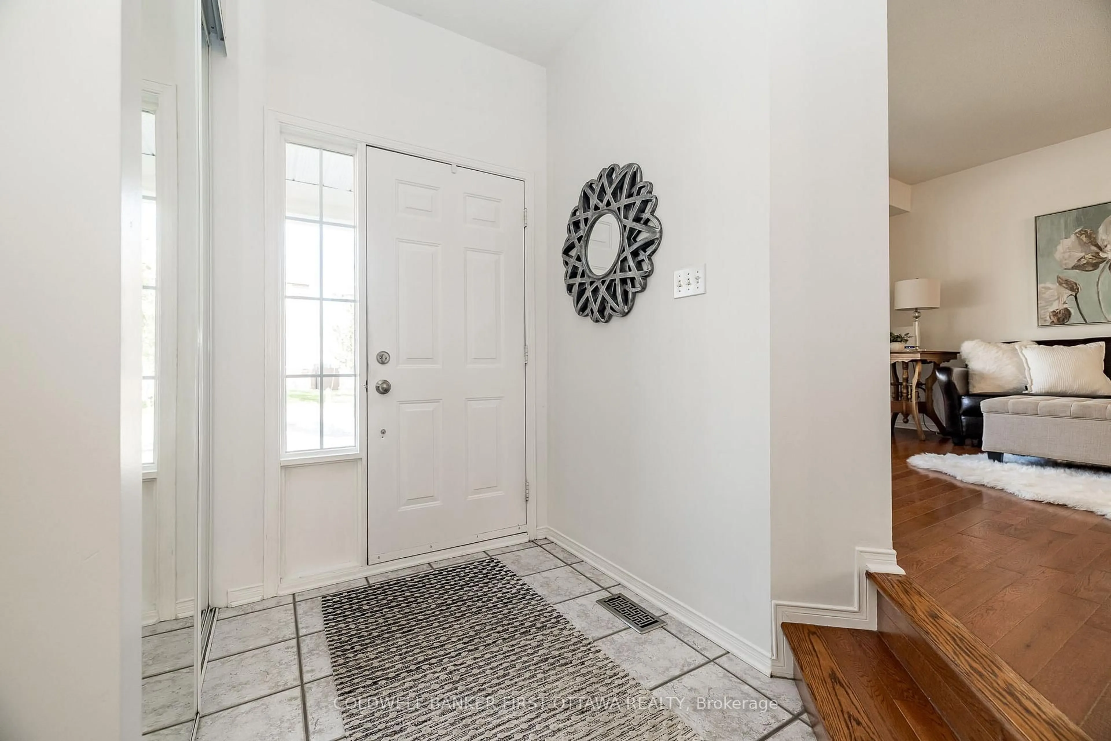 Indoor entryway for 14 VISTAPOINTE Dr, Ottawa Ontario K2G 6N5