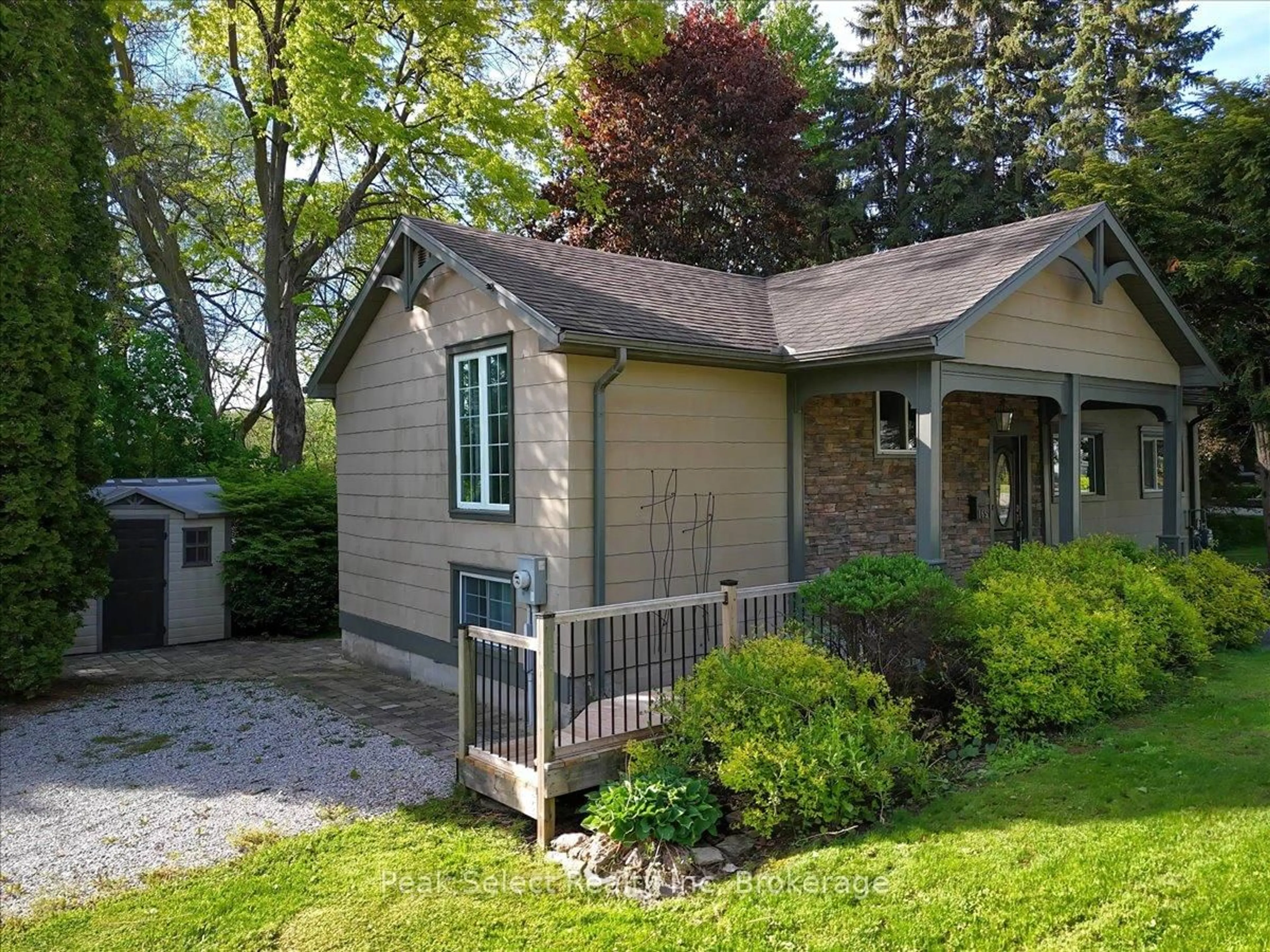 Shed for 165 Thomas St, St. Marys Ontario N4X 1B9