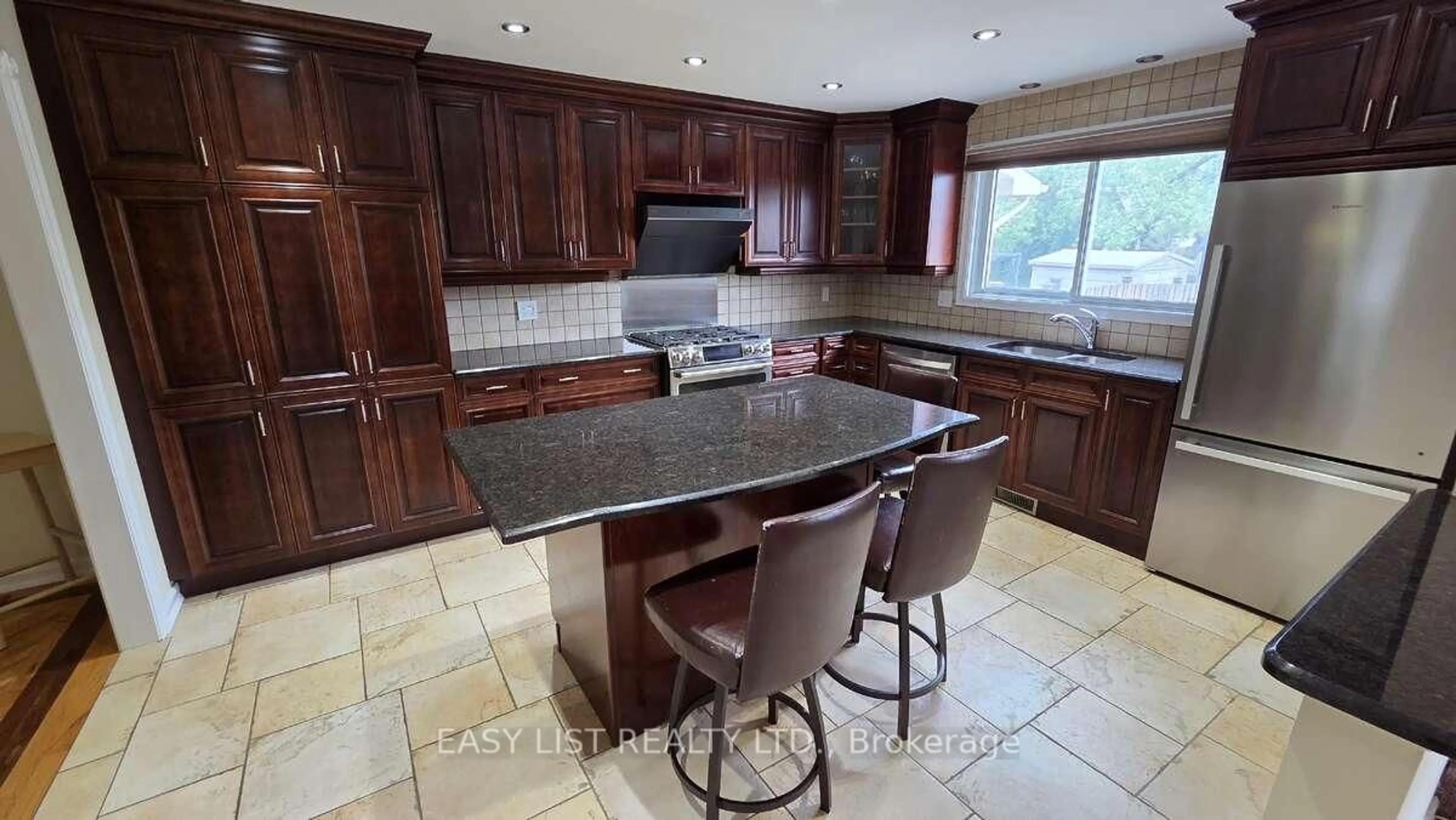 Unknown for 35 Ivylea St, Ottawa Ontario K2G 4X1