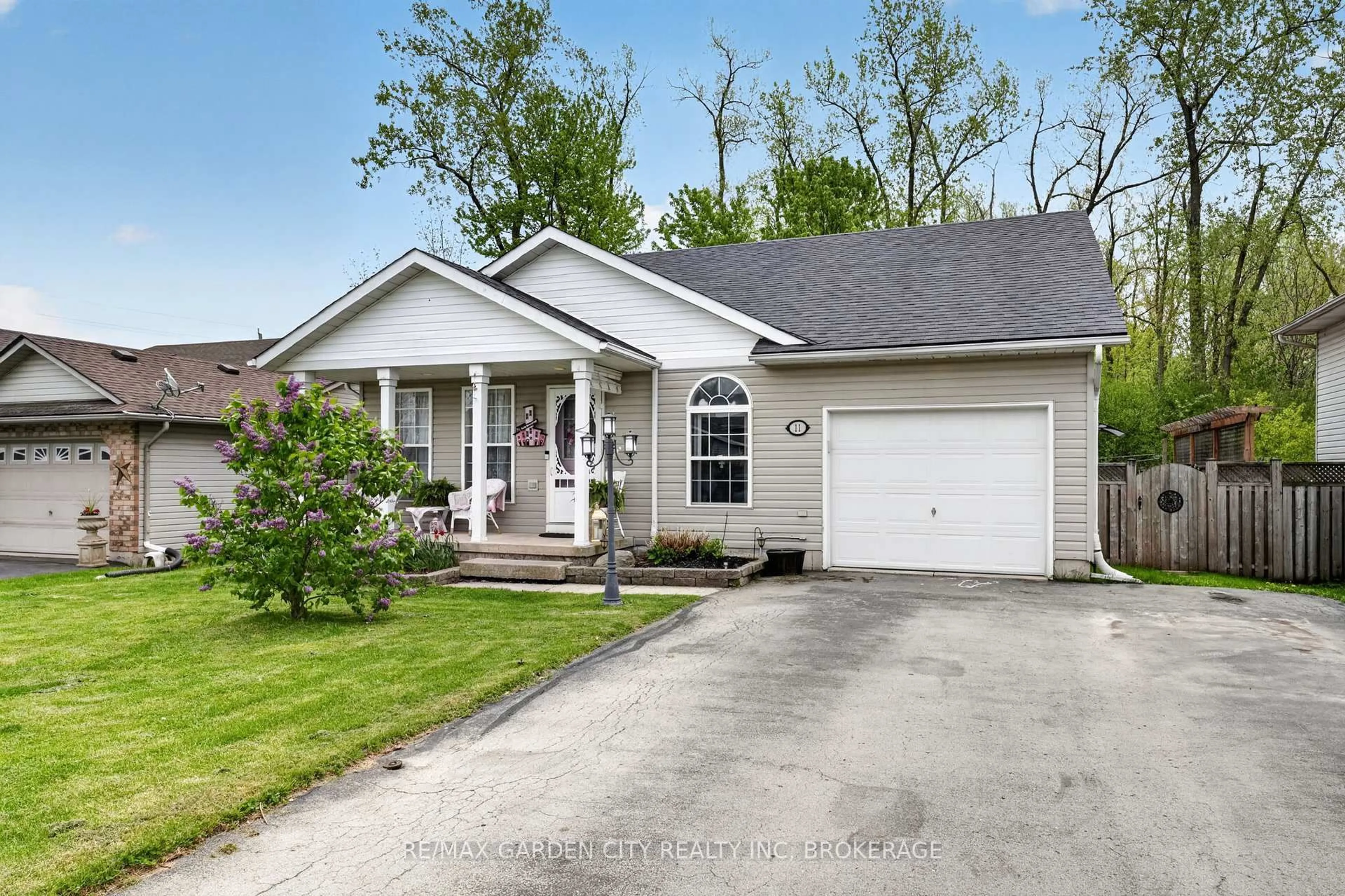 Home with vinyl exterior material, street for 11 Rochelle Cres, Fort Erie Ontario L0S 1N0