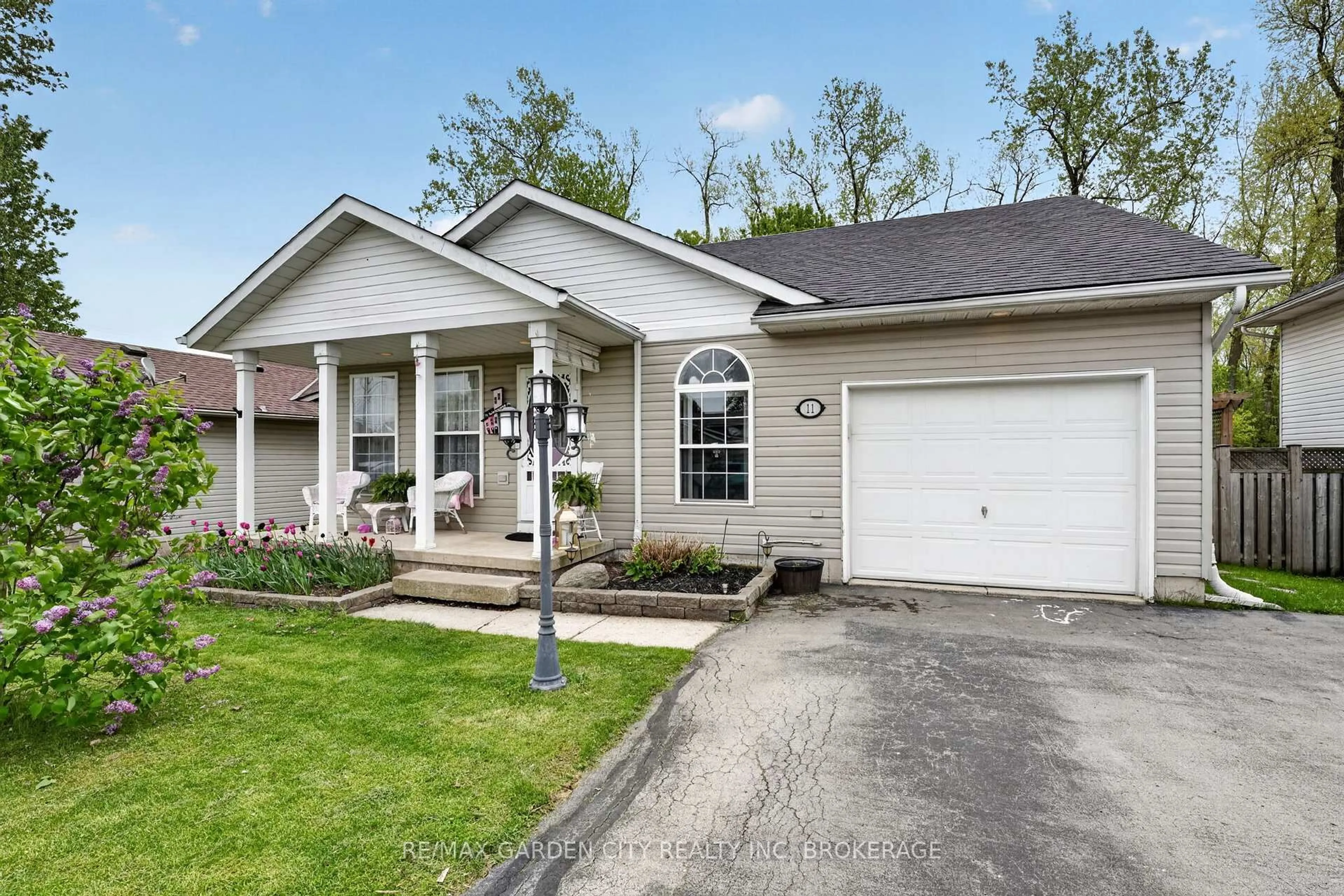 Home with vinyl exterior material, street for 11 Rochelle Cres, Fort Erie Ontario L0S 1N0