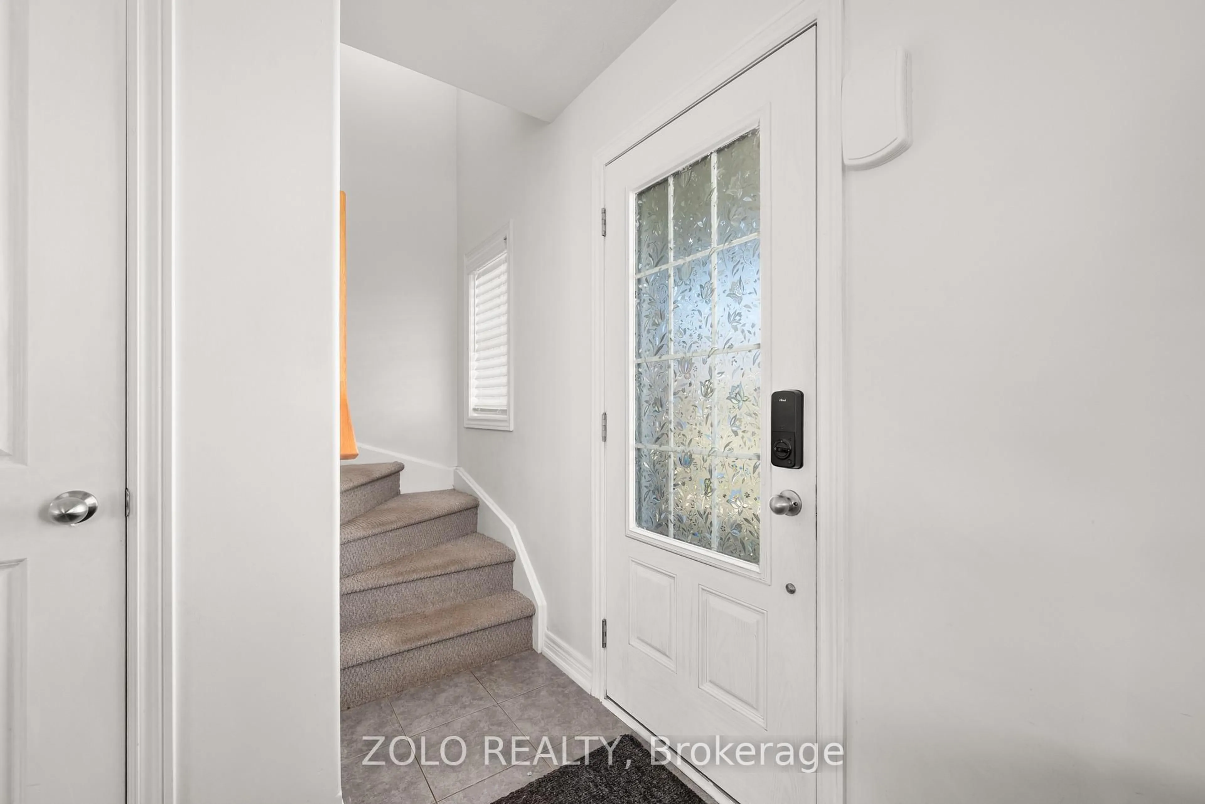 Indoor entryway for 227 Rowberry Blvd, Peterborough Ontario K9H 0H9