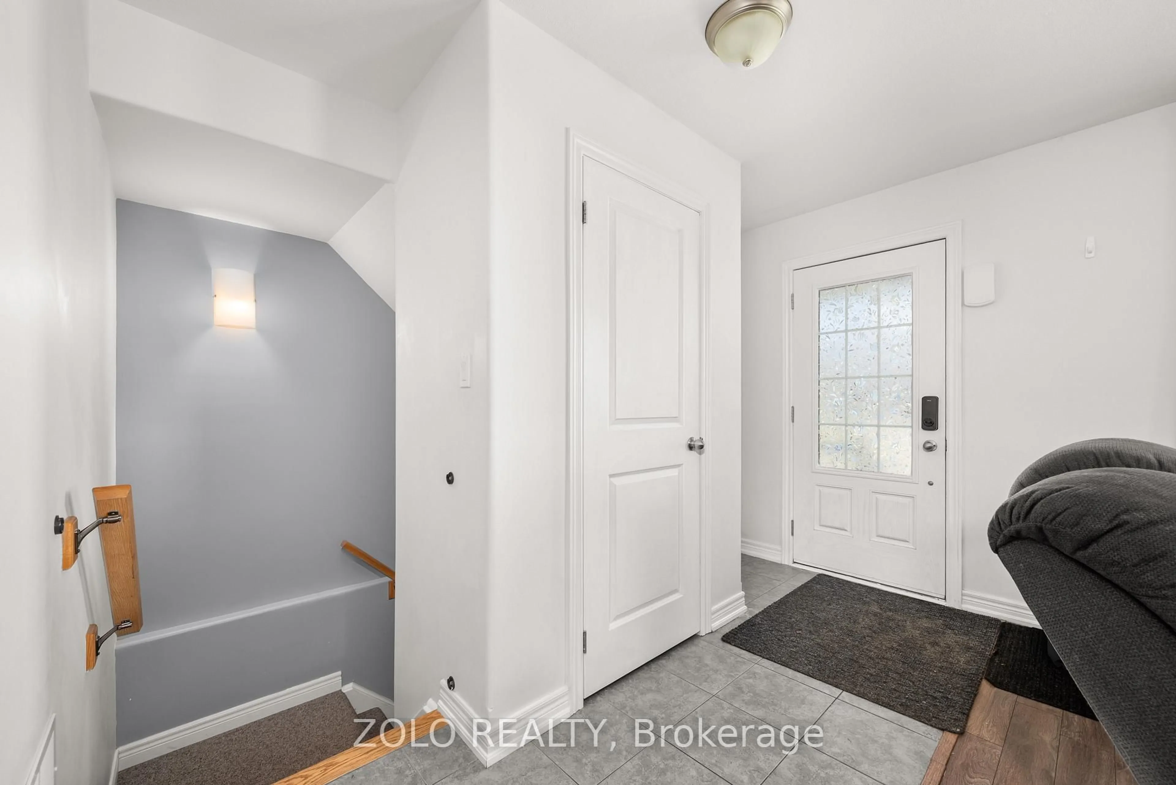Indoor entryway for 227 Rowberry Blvd, Peterborough Ontario K9H 0H9