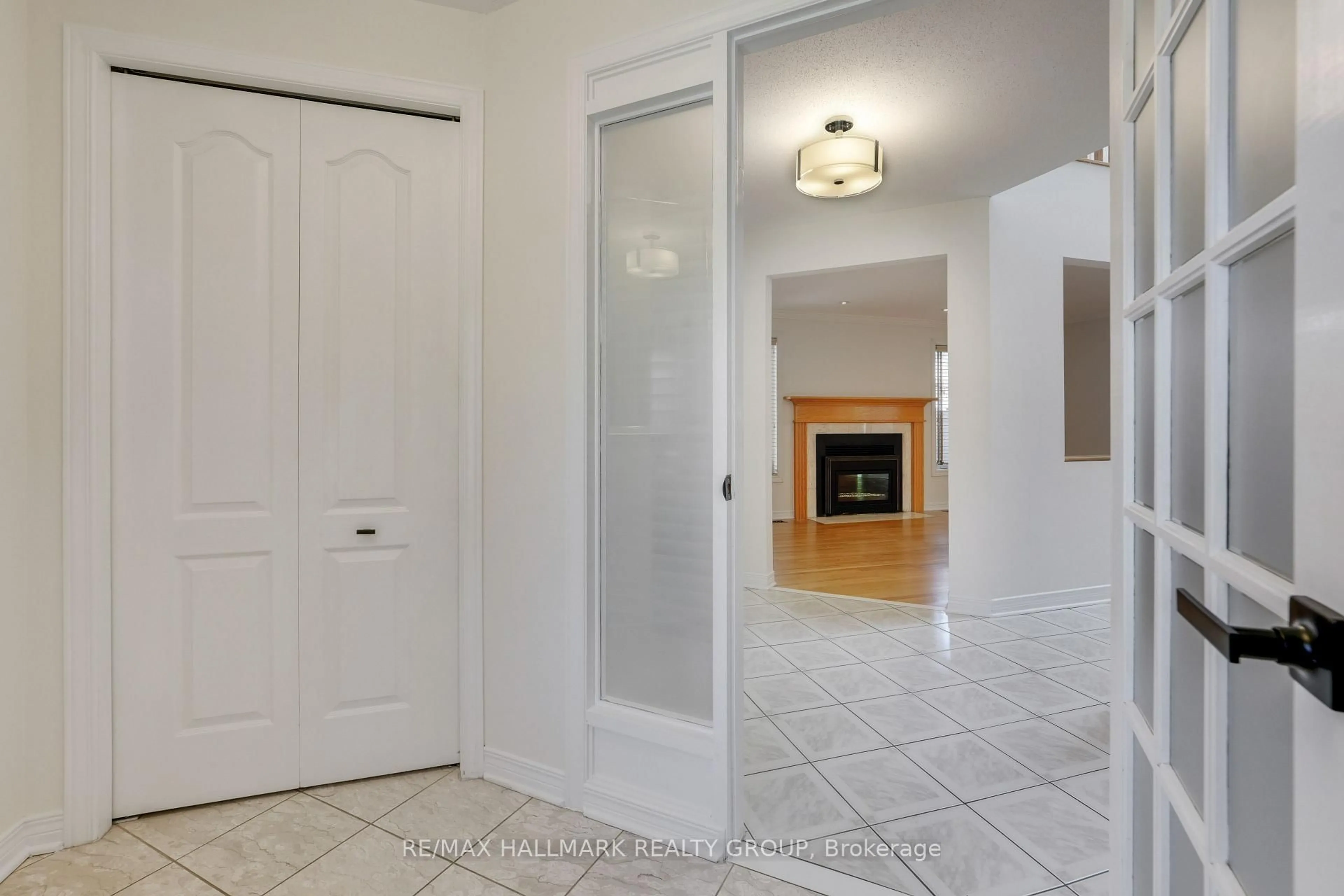 Indoor entryway for 21 Dalecroft Cres, Ottawa Ontario K2G 5V9