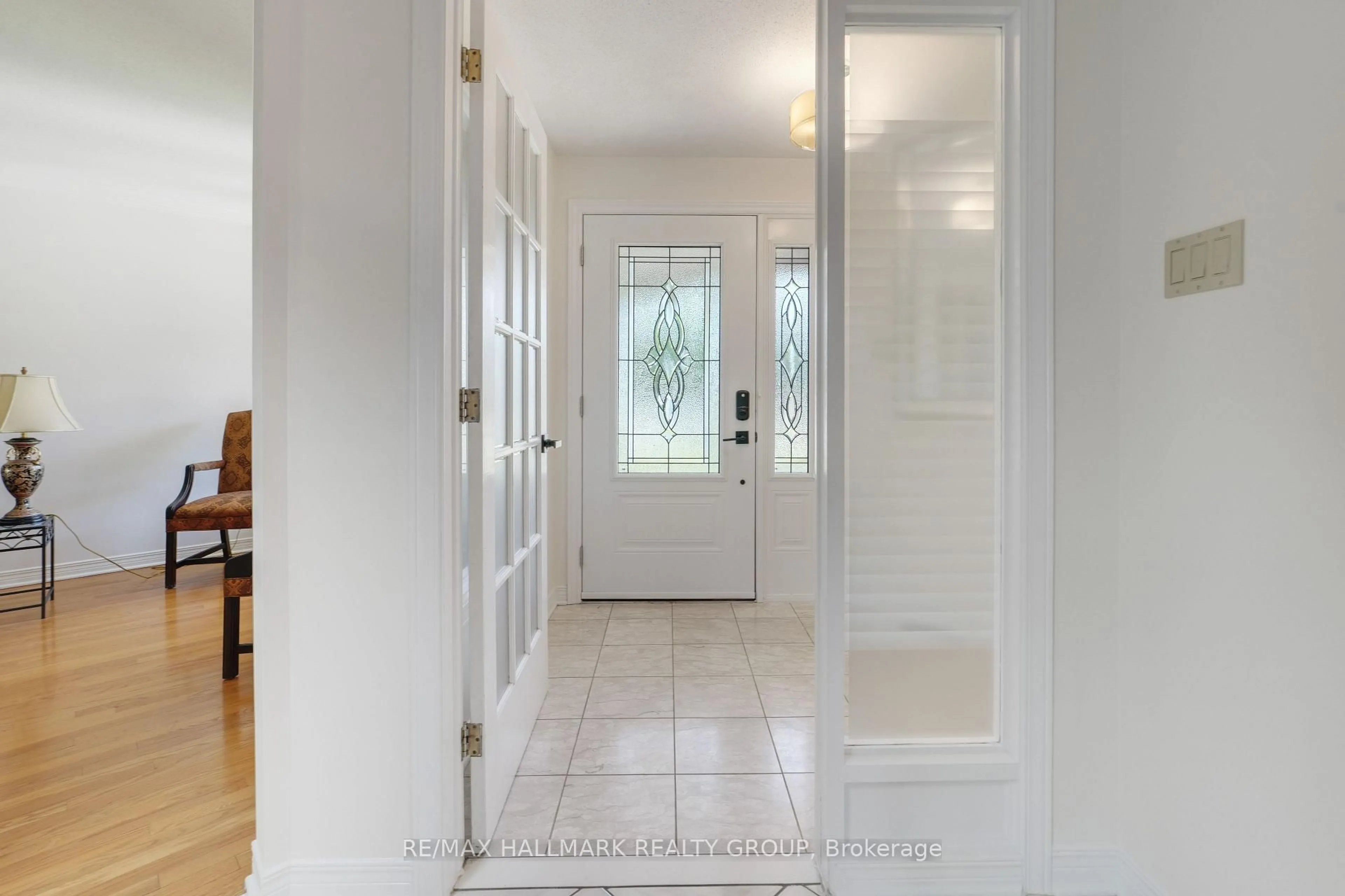 Indoor entryway for 21 Dalecroft Cres, Ottawa Ontario K2G 5V9