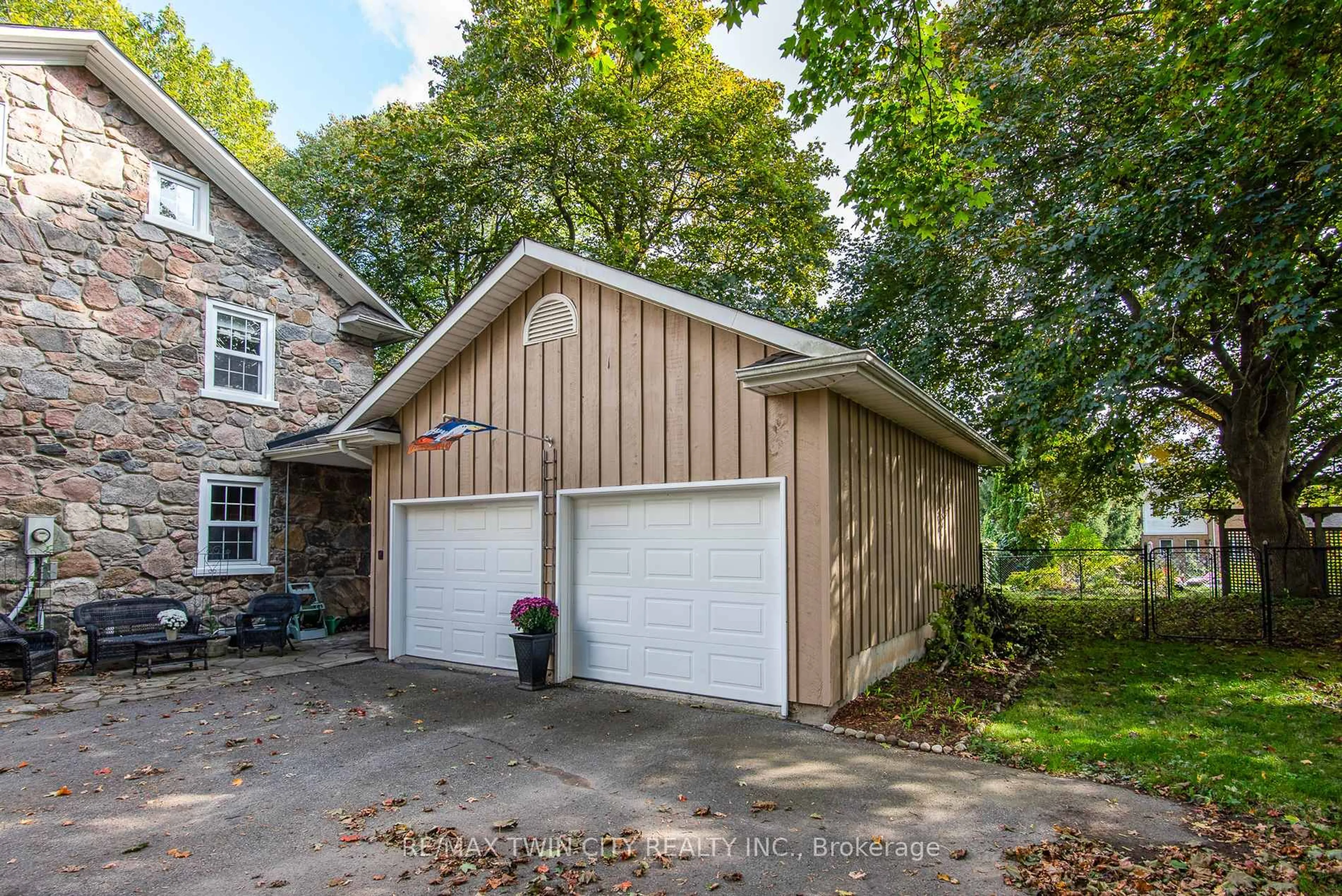 Indoor garage for 274 Woodridge Dr, Wilmot Ontario N0B 2H0