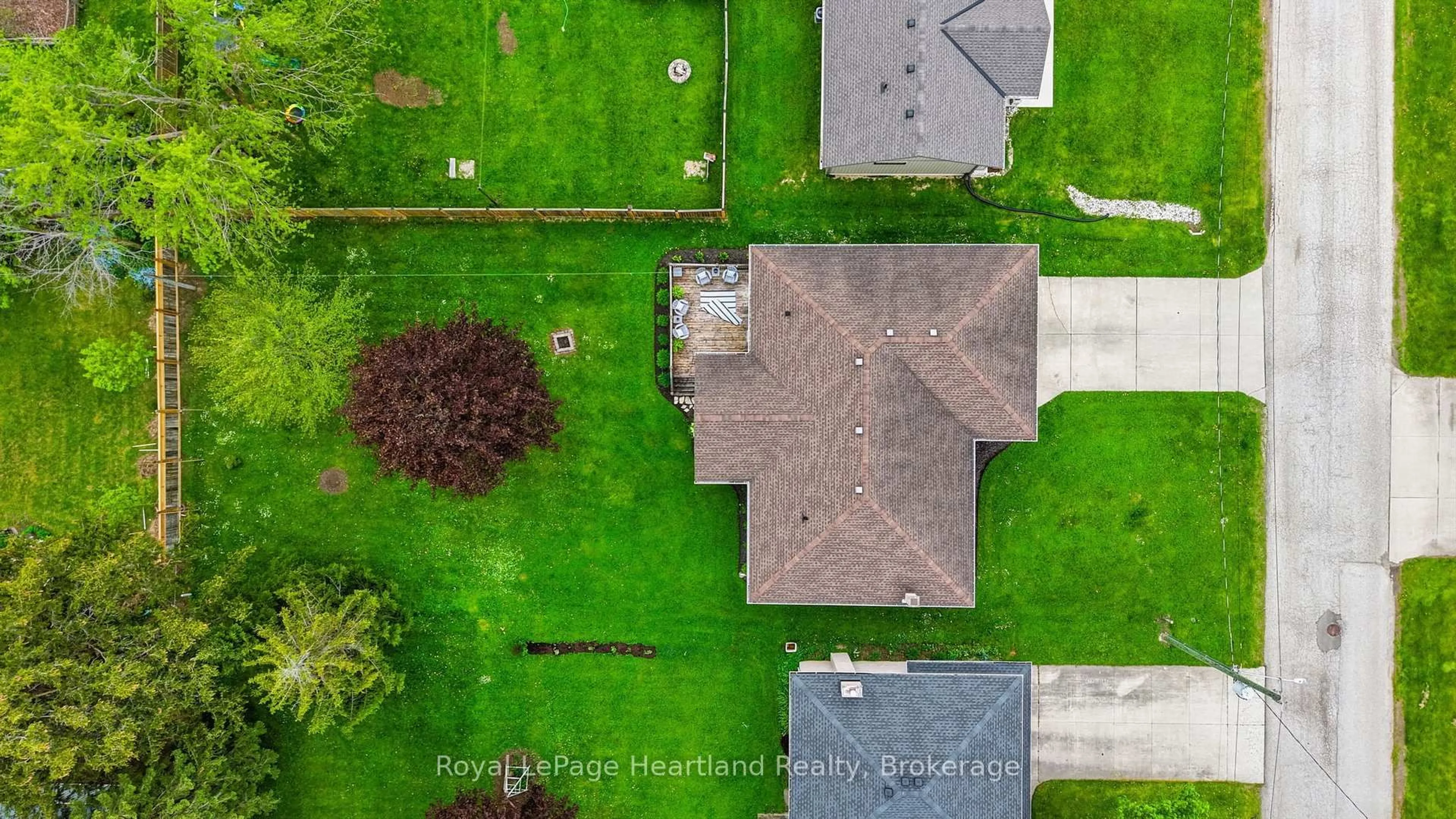 A pic from outside/outdoor area/front of a property/back of a property/a pic from drone, street for 17 Brown St, Minto Ontario N0G 1M0