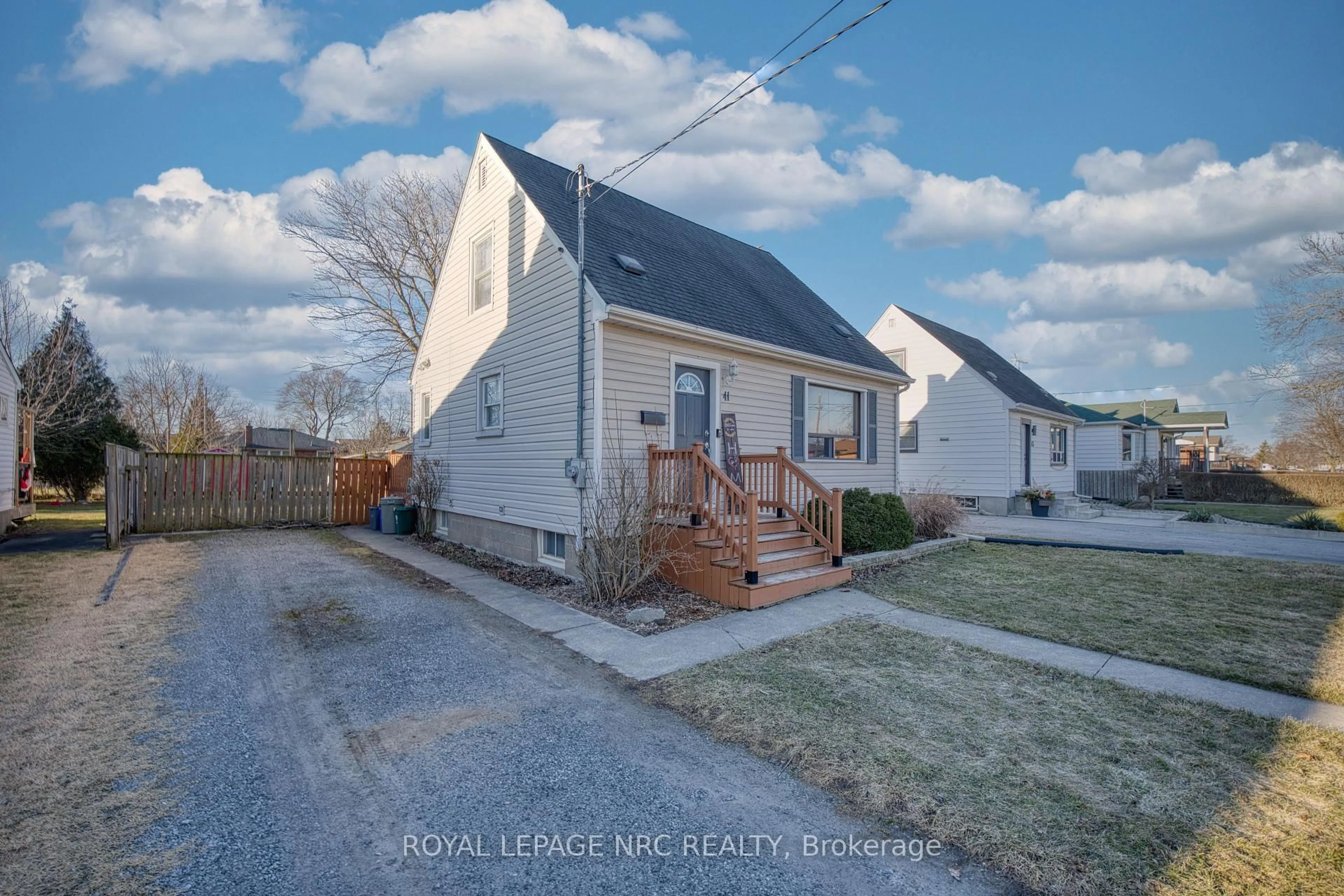 A pic from outside/outdoor area/front of a property/back of a property/a pic from drone, street for 41 McDonald Ave, Thorold Ontario L2V 3E5