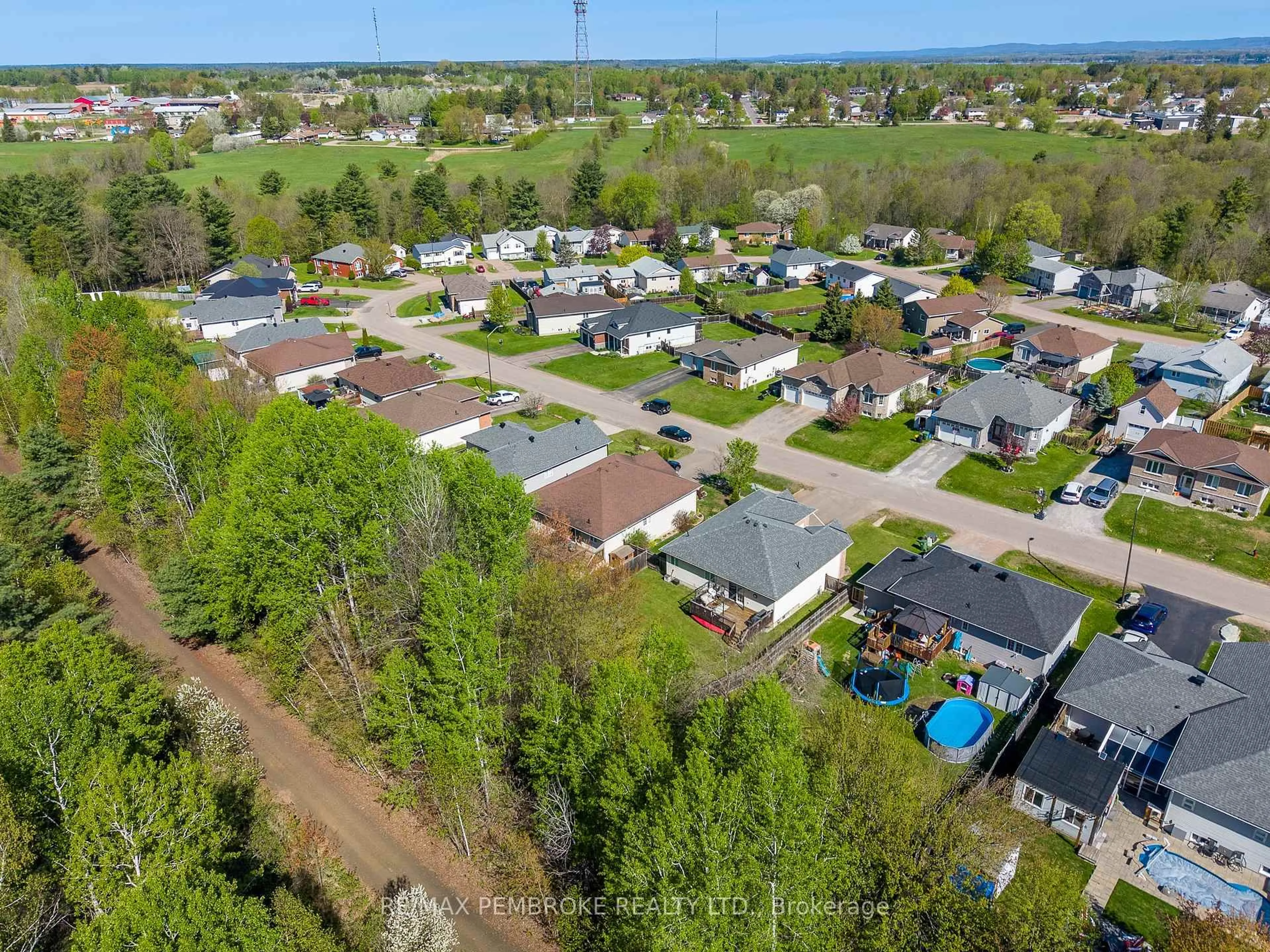A pic from outside/outdoor area/front of a property/back of a property/a pic from drone, street for 663 Fairview Ave, Pembroke Ontario K8A 8N4