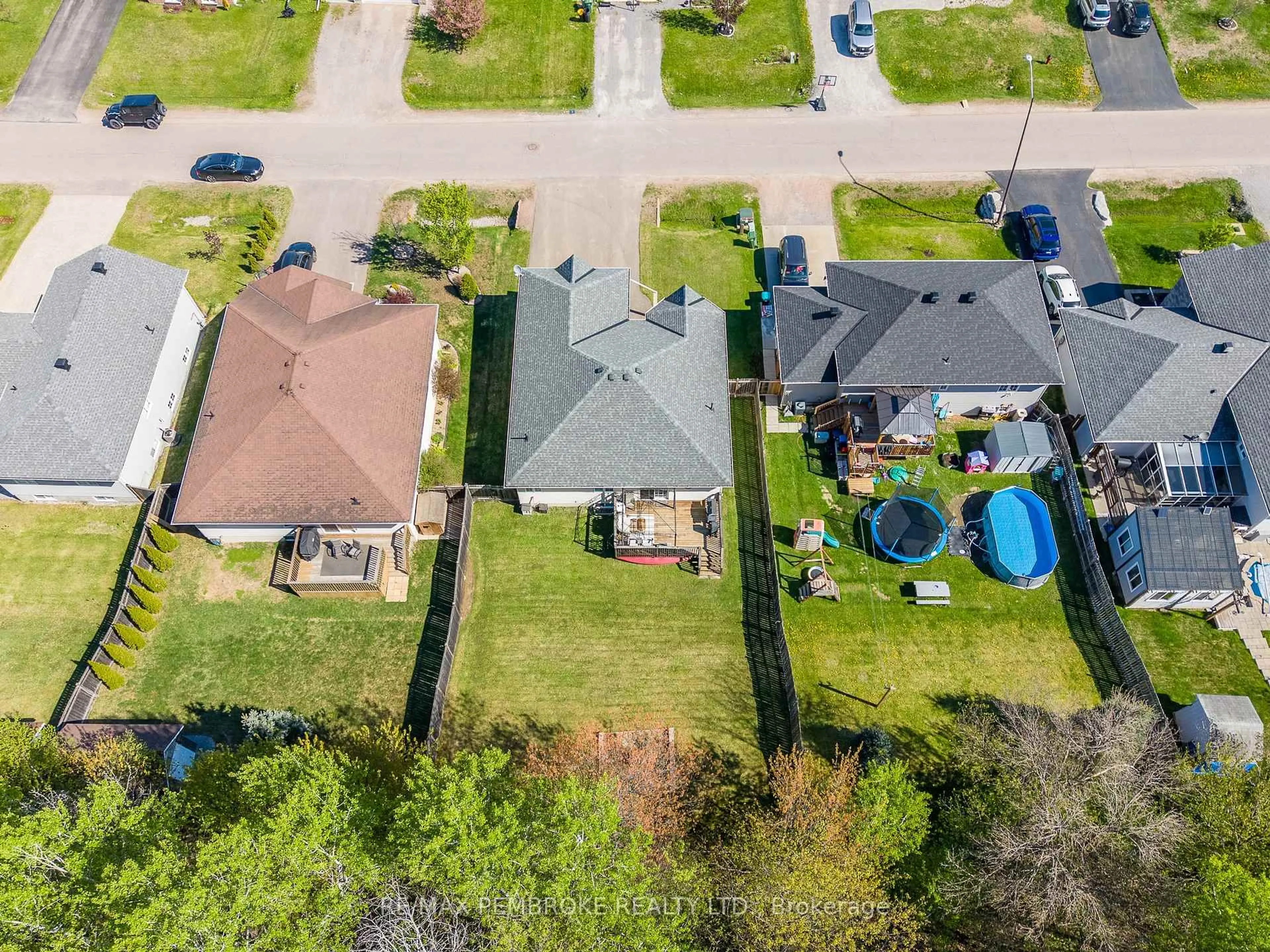 A pic from outside/outdoor area/front of a property/back of a property/a pic from drone, street for 663 Fairview Ave, Pembroke Ontario K8A 8N4