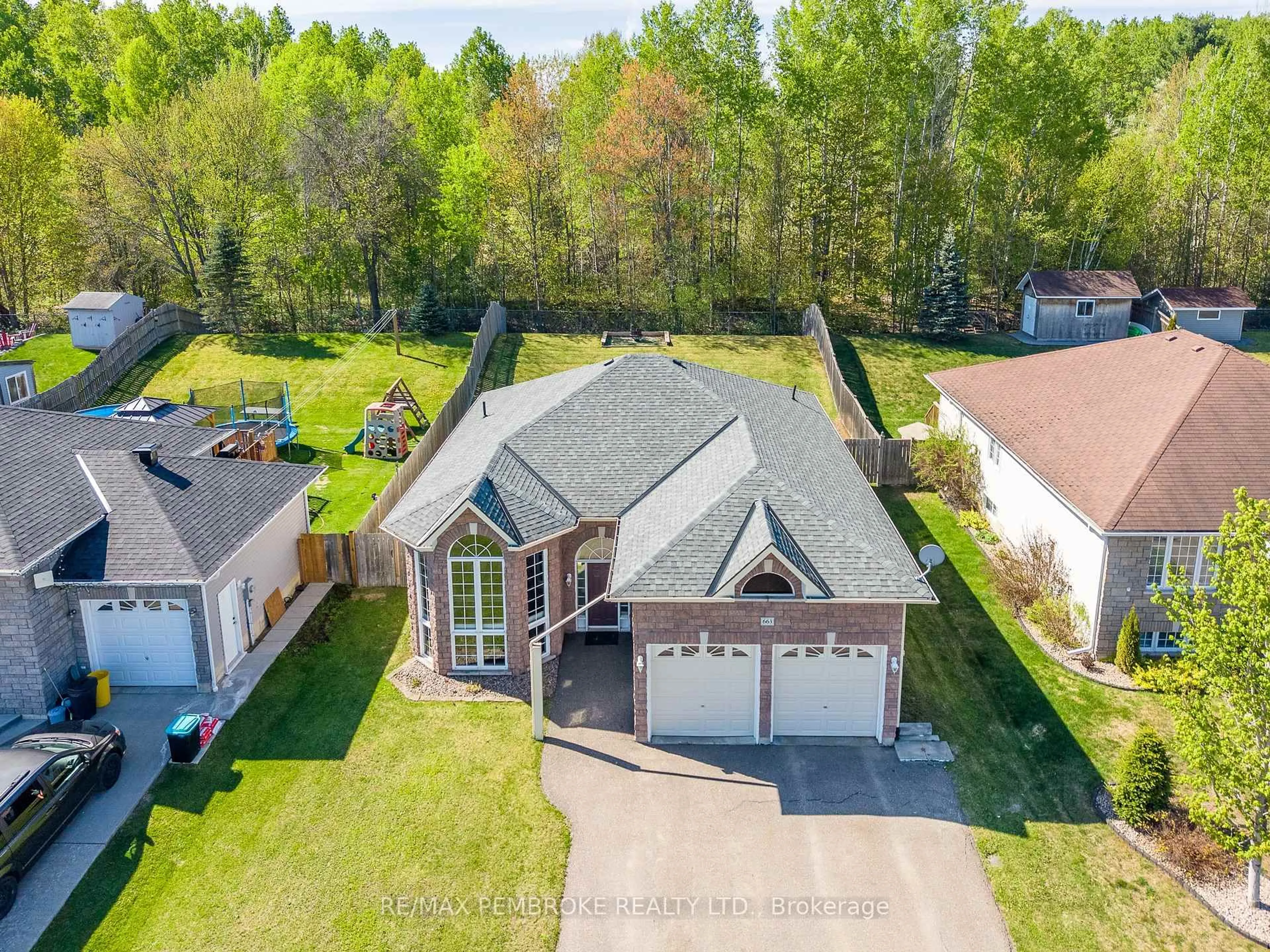 A pic from outside/outdoor area/front of a property/back of a property/a pic from drone, street for 663 Fairview Ave, Pembroke Ontario K8A 8N4