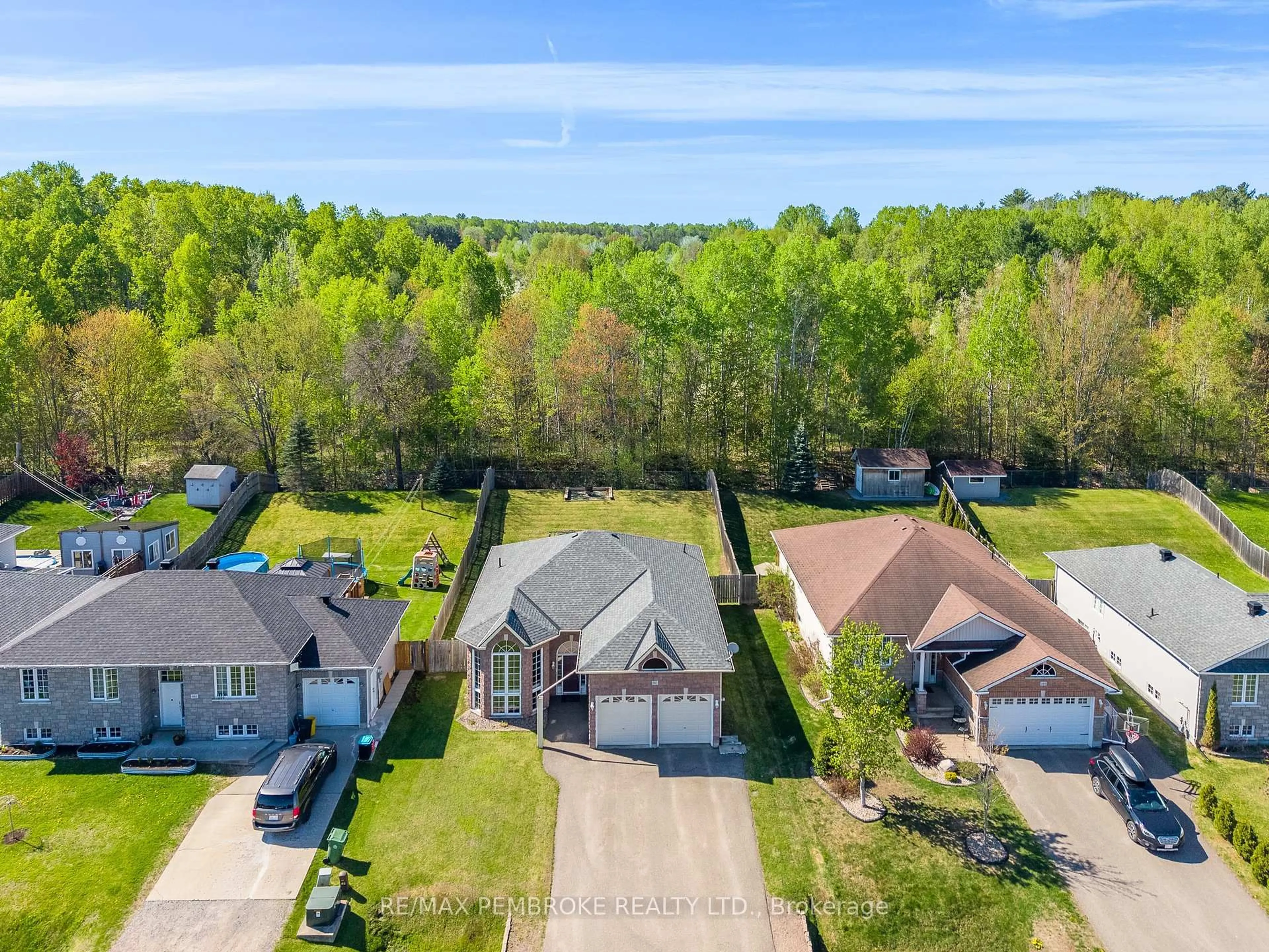 A pic from outside/outdoor area/front of a property/back of a property/a pic from drone, unknown for 663 Fairview Ave, Pembroke Ontario K8A 8N4