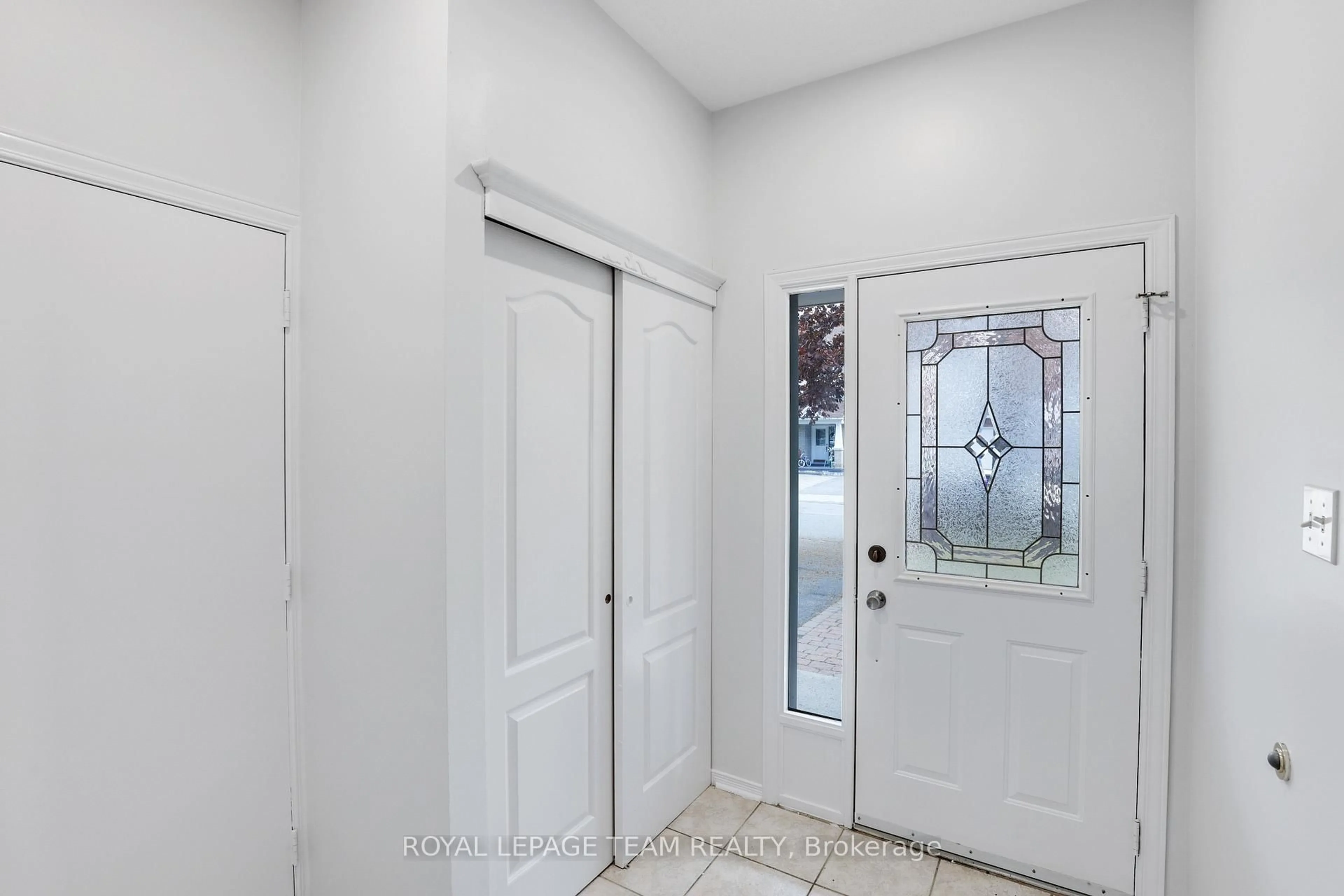 Indoor entryway for 4 Windhurst Dr, Ottawa Ontario K2G 6G7