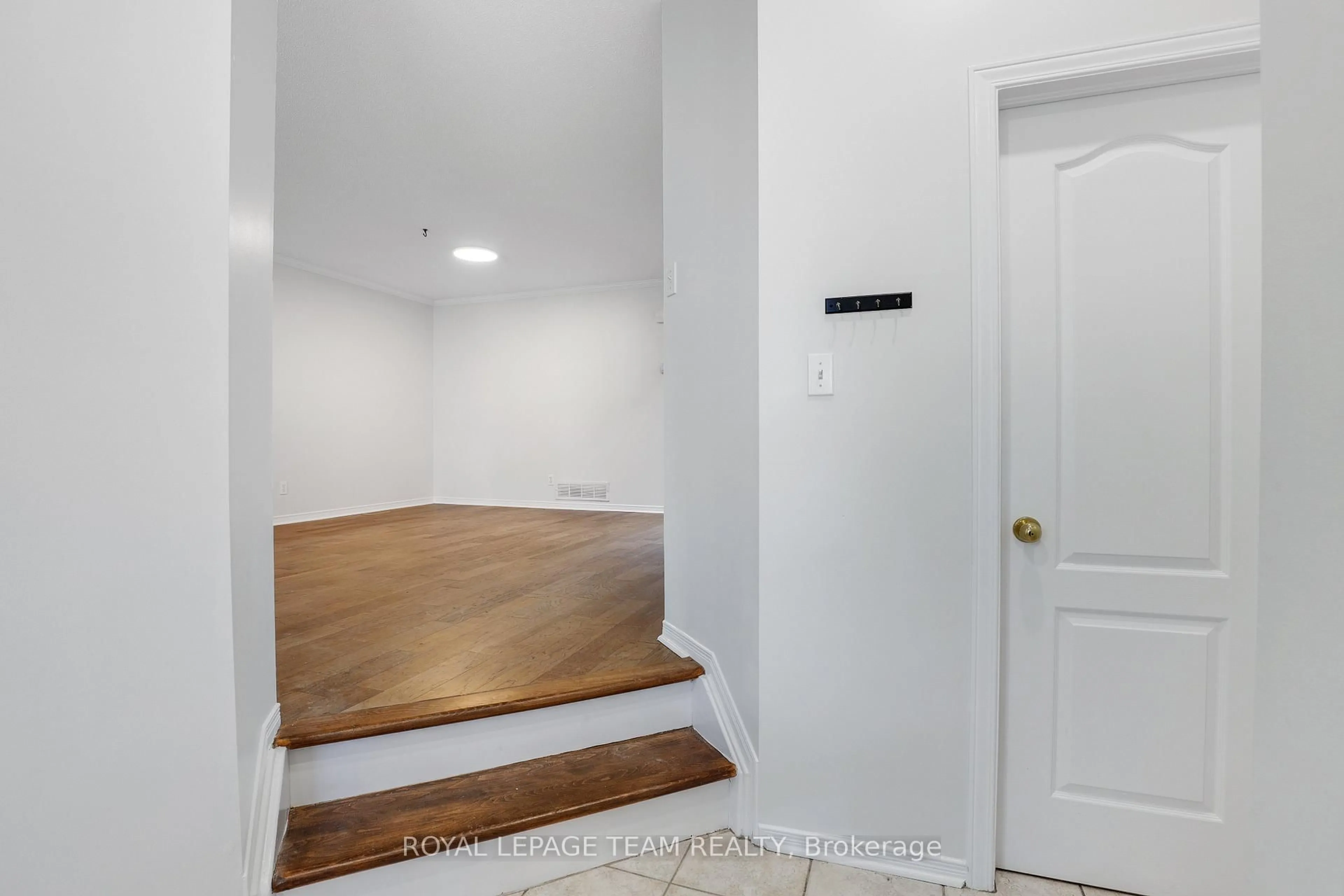 Indoor entryway for 4 Windhurst Dr, Ottawa Ontario K2G 6G7