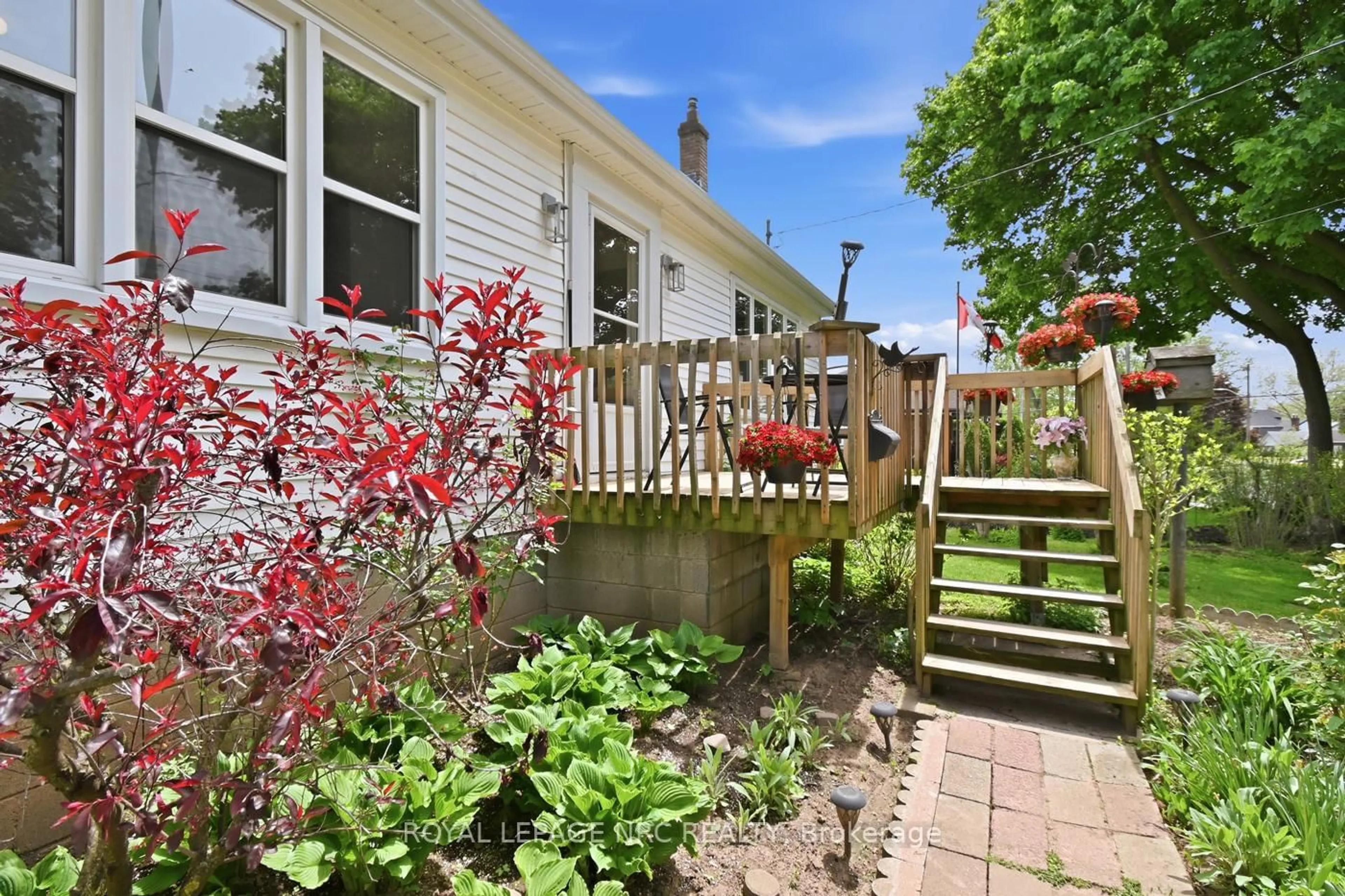 Patio, street for 6010 Carlton Ave, Niagara Falls Ontario L2G 5J5