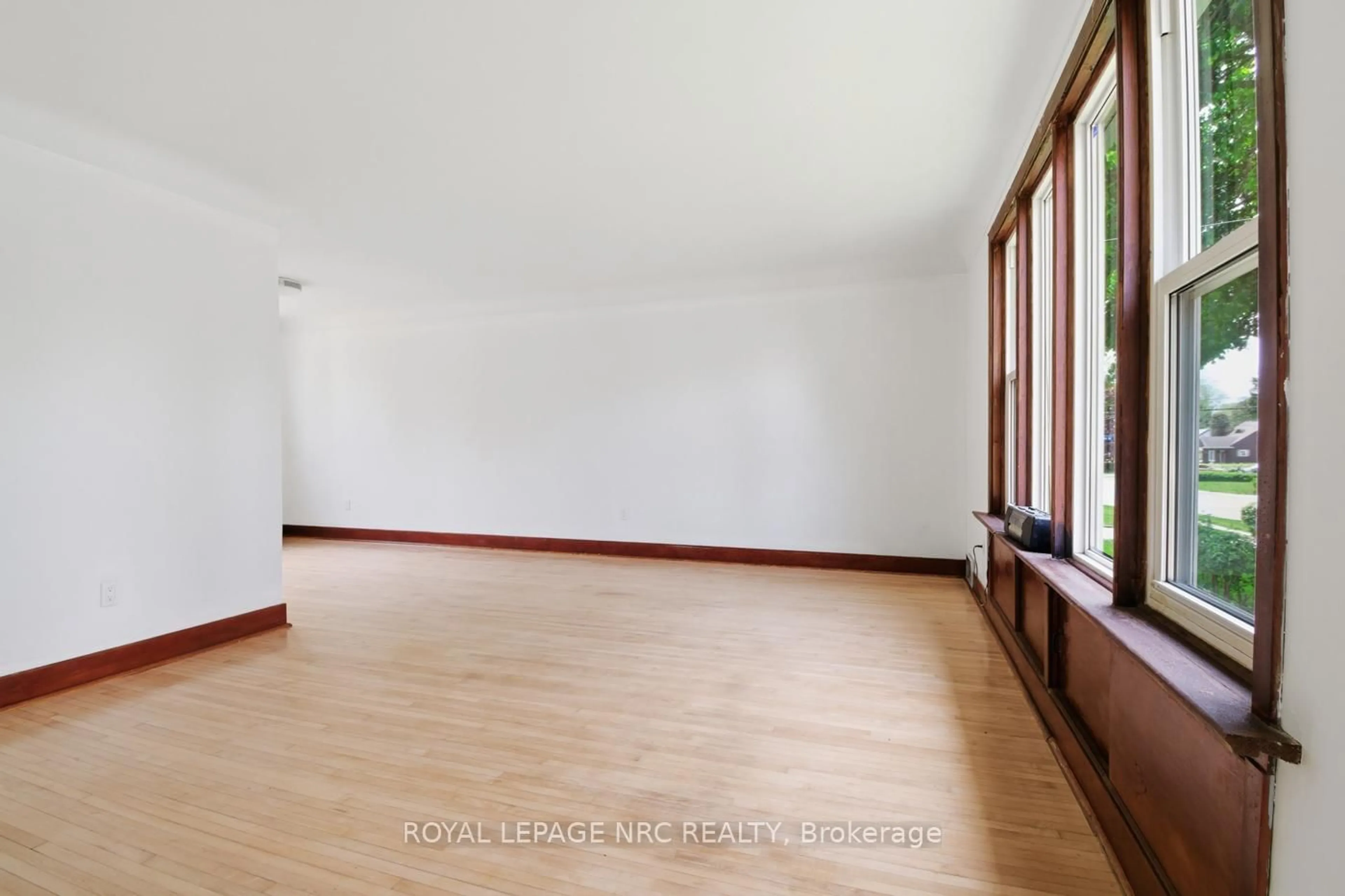 A pic of a room for 6010 Carlton Ave, Niagara Falls Ontario L2G 5J5