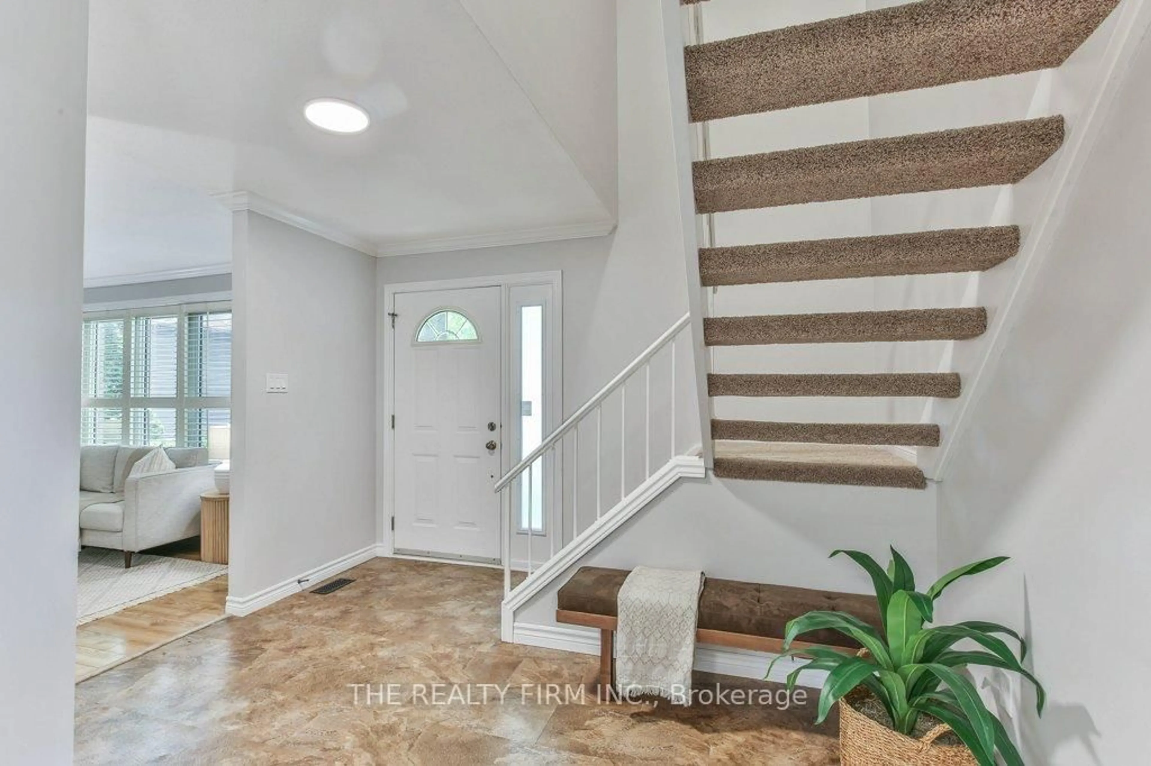 Indoor entryway for 1584 ALDERSBROOK Rd, London North Ontario N6G 2Z3