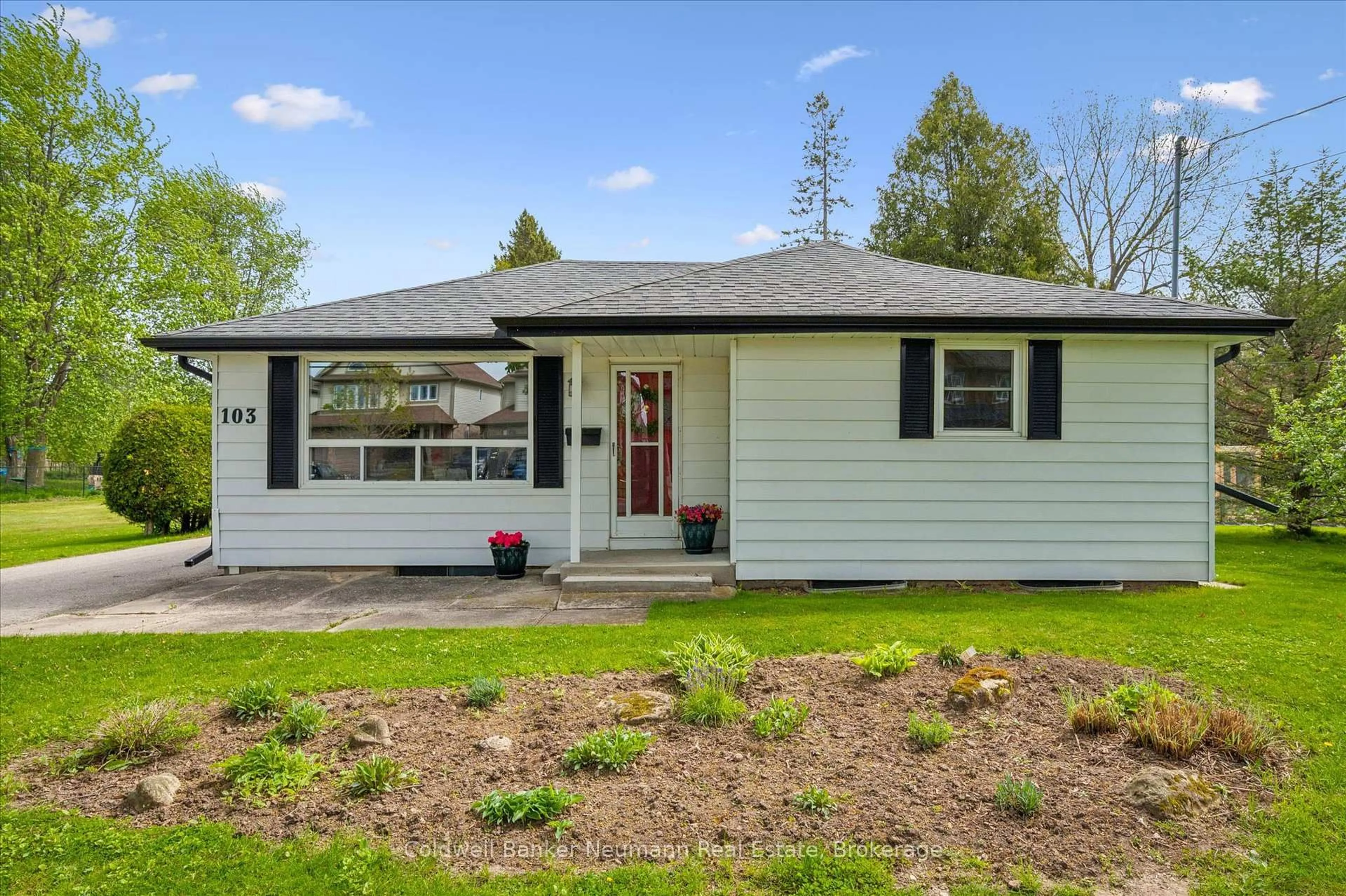 Home with vinyl exterior material, street for 103 Cityview Dr, Guelph Ontario N1E 6Y7
