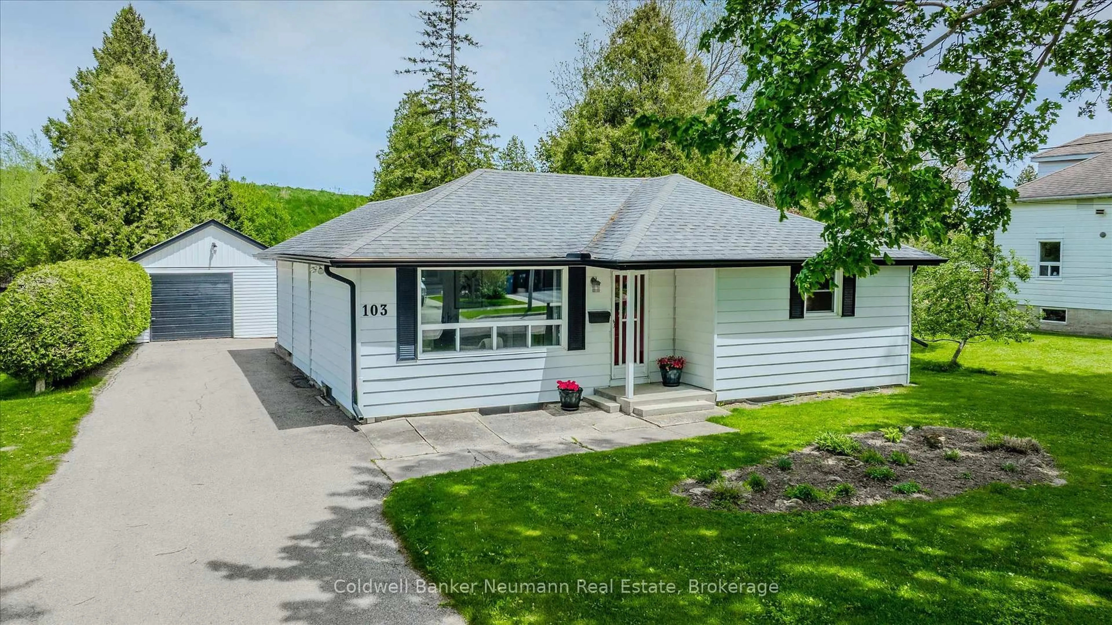 A pic from outside/outdoor area/front of a property/back of a property/a pic from drone, street for 103 Cityview Dr, Guelph Ontario N1E 6Y7