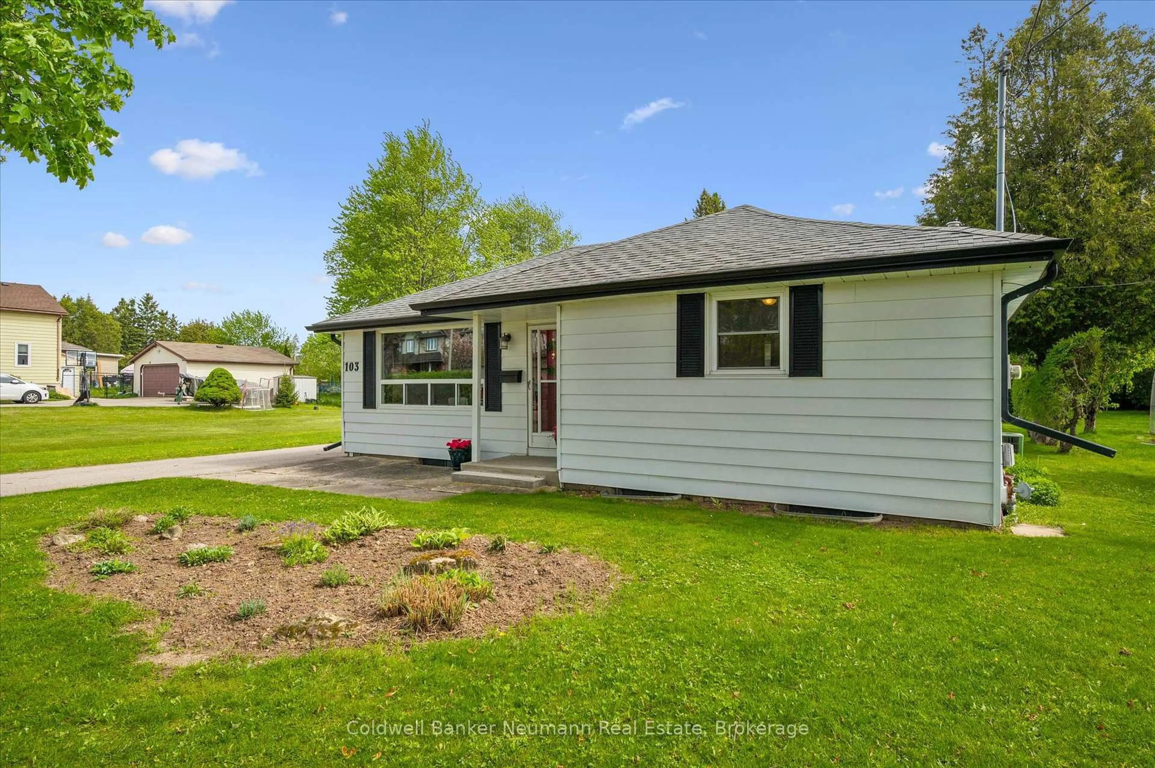 Home with vinyl exterior material, street for 103 Cityview Dr, Guelph Ontario N1E 6Y7