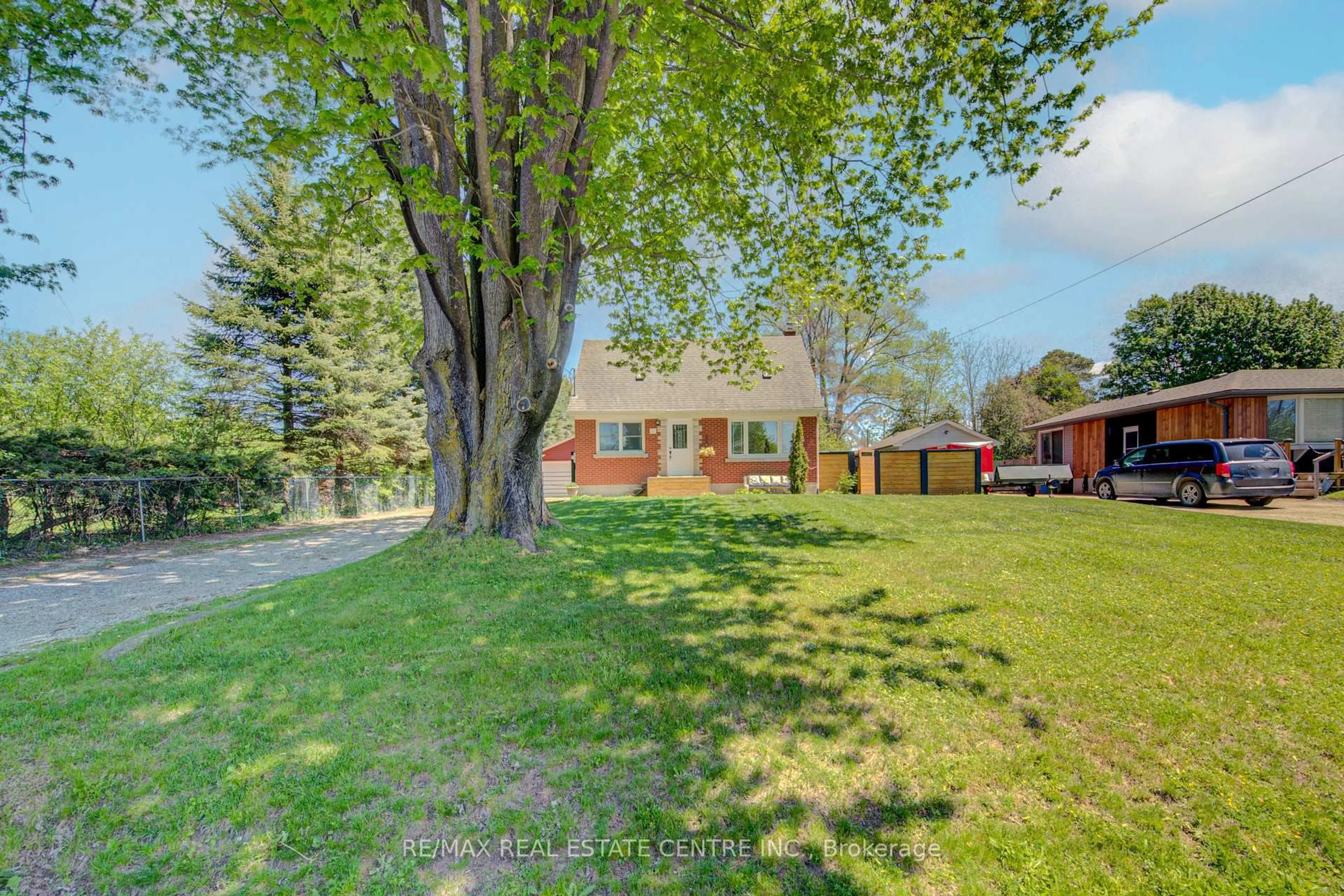 A pic from outside/outdoor area/front of a property/back of a property/a pic from drone, street for 17 Daniel Ave, Kitchener Ontario N2K 1E8
