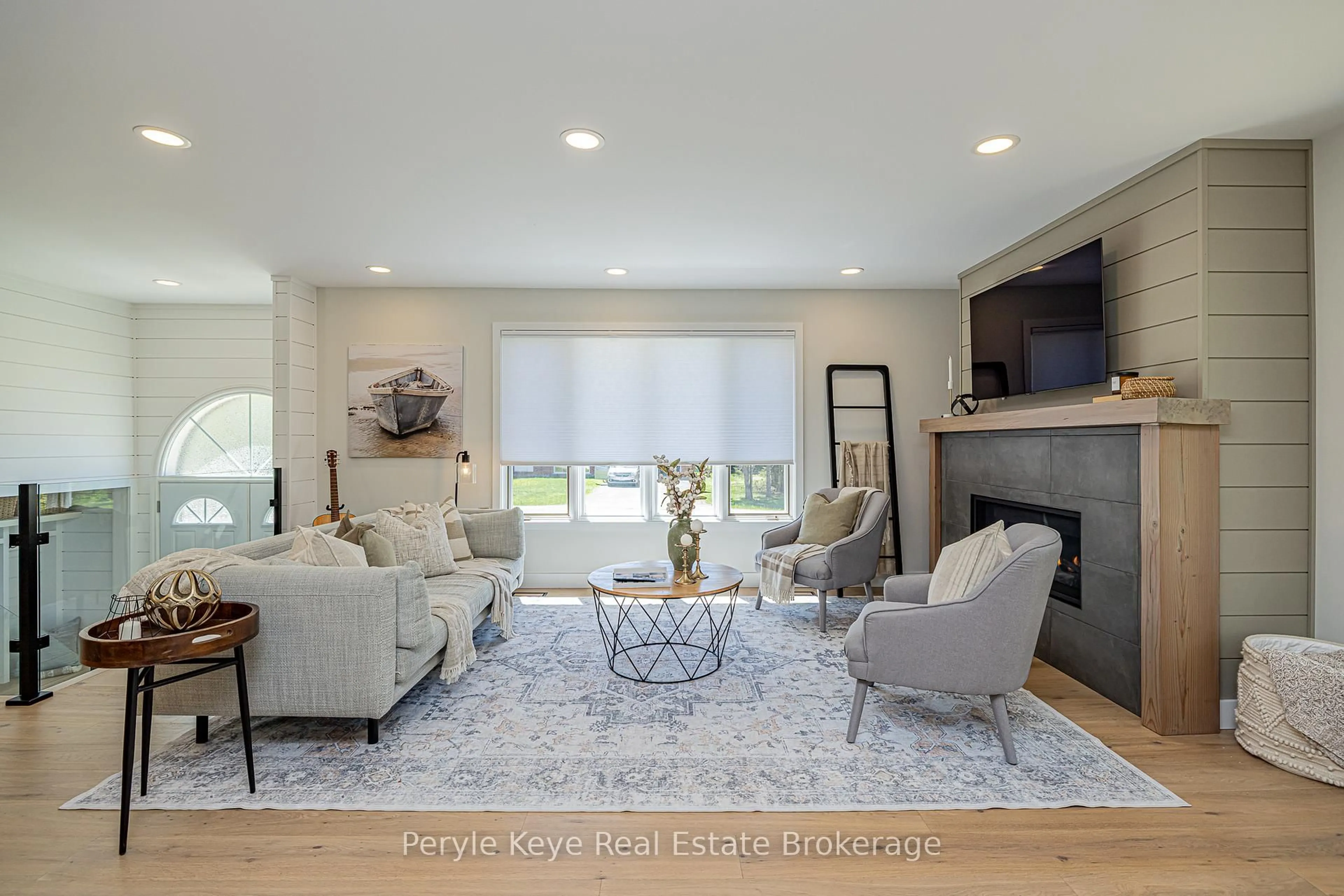 Living room with furniture, unknown for 62 Glendale Rd, Bracebridge Ontario P1L 1B2