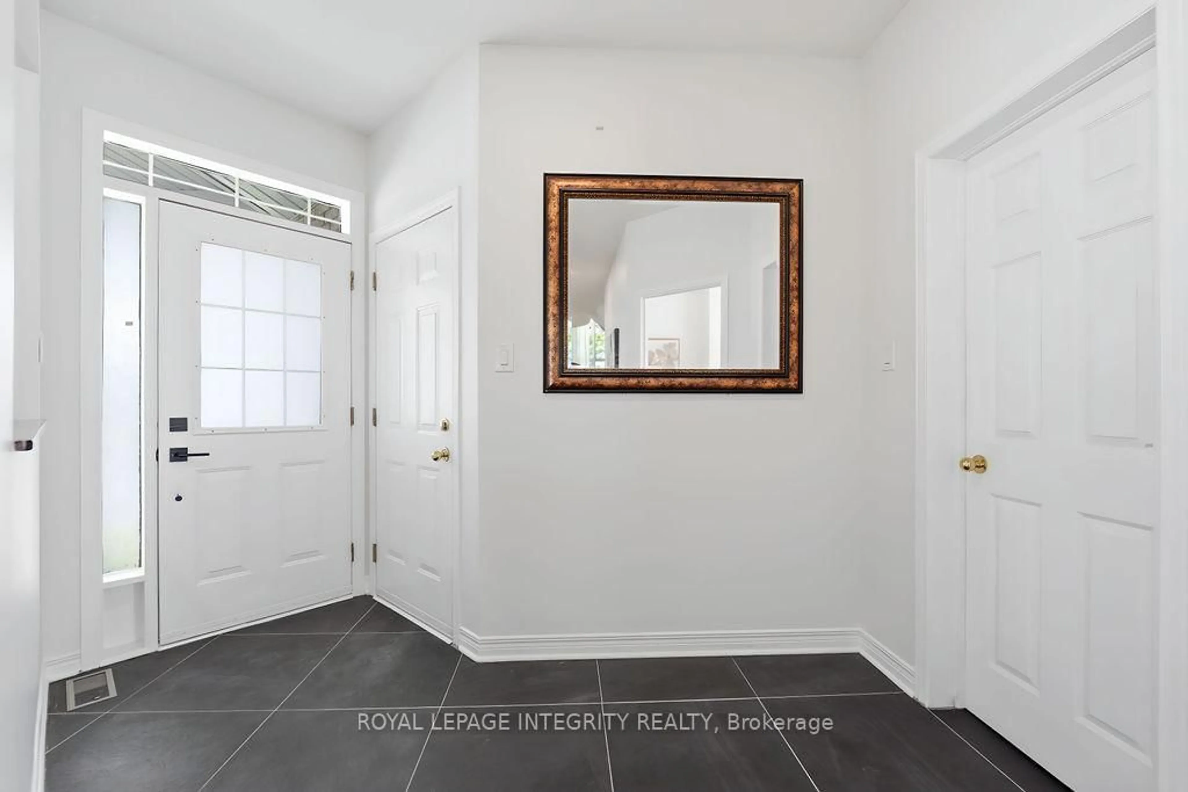 Indoor entryway for 72 Maricona Way, Kanata Ontario K2T 1H3